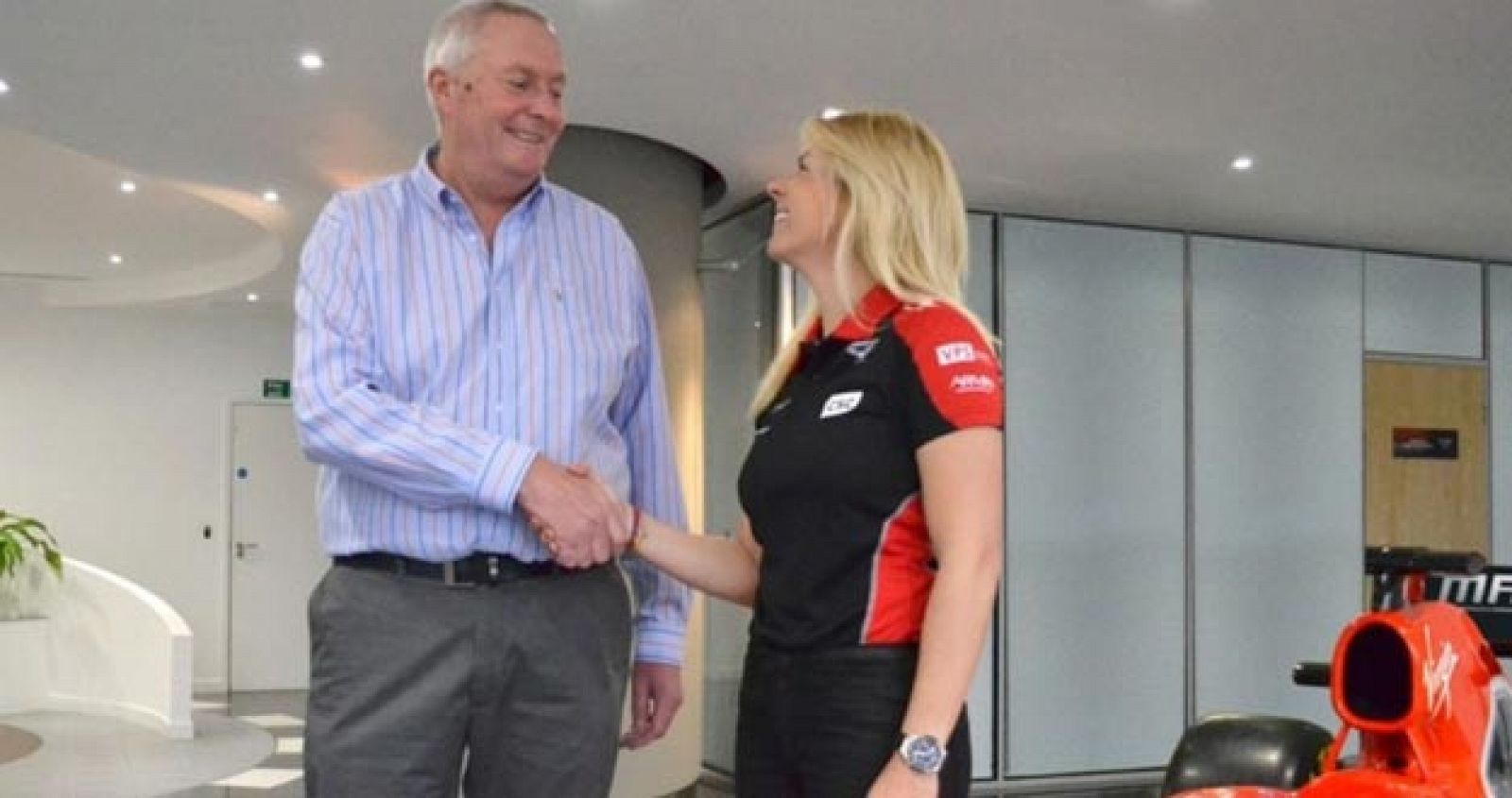María de Villota, nuevo piloto de pruebas de Fórmula 1, con John Booth, Director de Marussia F-1