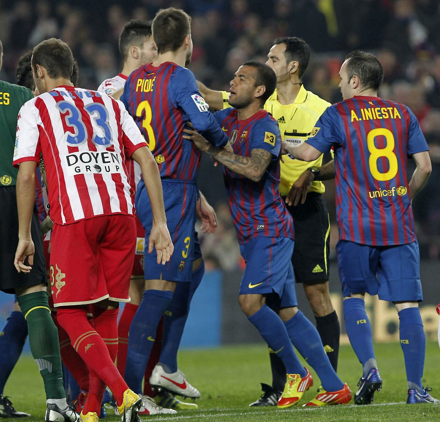 Gerard Piqué protesta al árbitro Velasco Carballo tras ser expulsado durante el partido ante el Sporting.