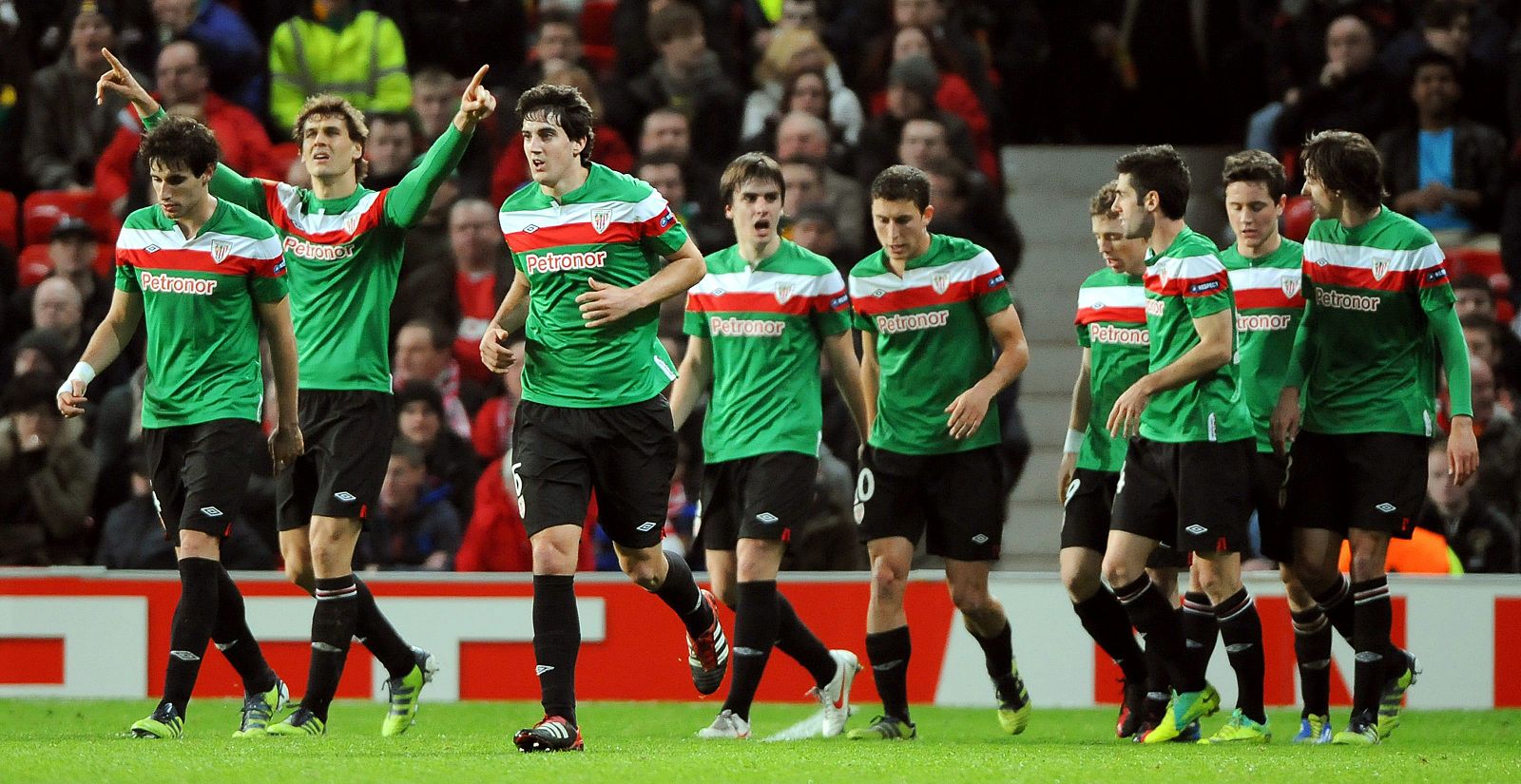 Los jugadores de Athletic de Bilbao celebran después de su primer gol ante el Manchester United.