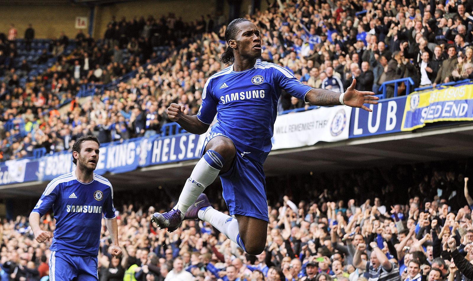 Drogba celebra el tanto que ha marcado al Stoke City.