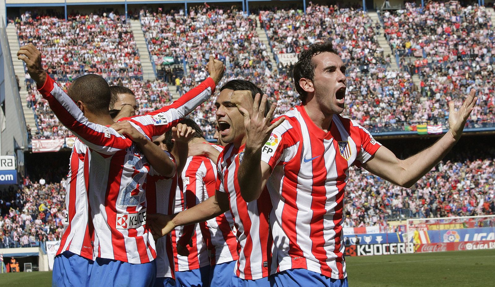 Los jugadores del Atlético de Madrid celebran uno de los dos goles frente al Granada