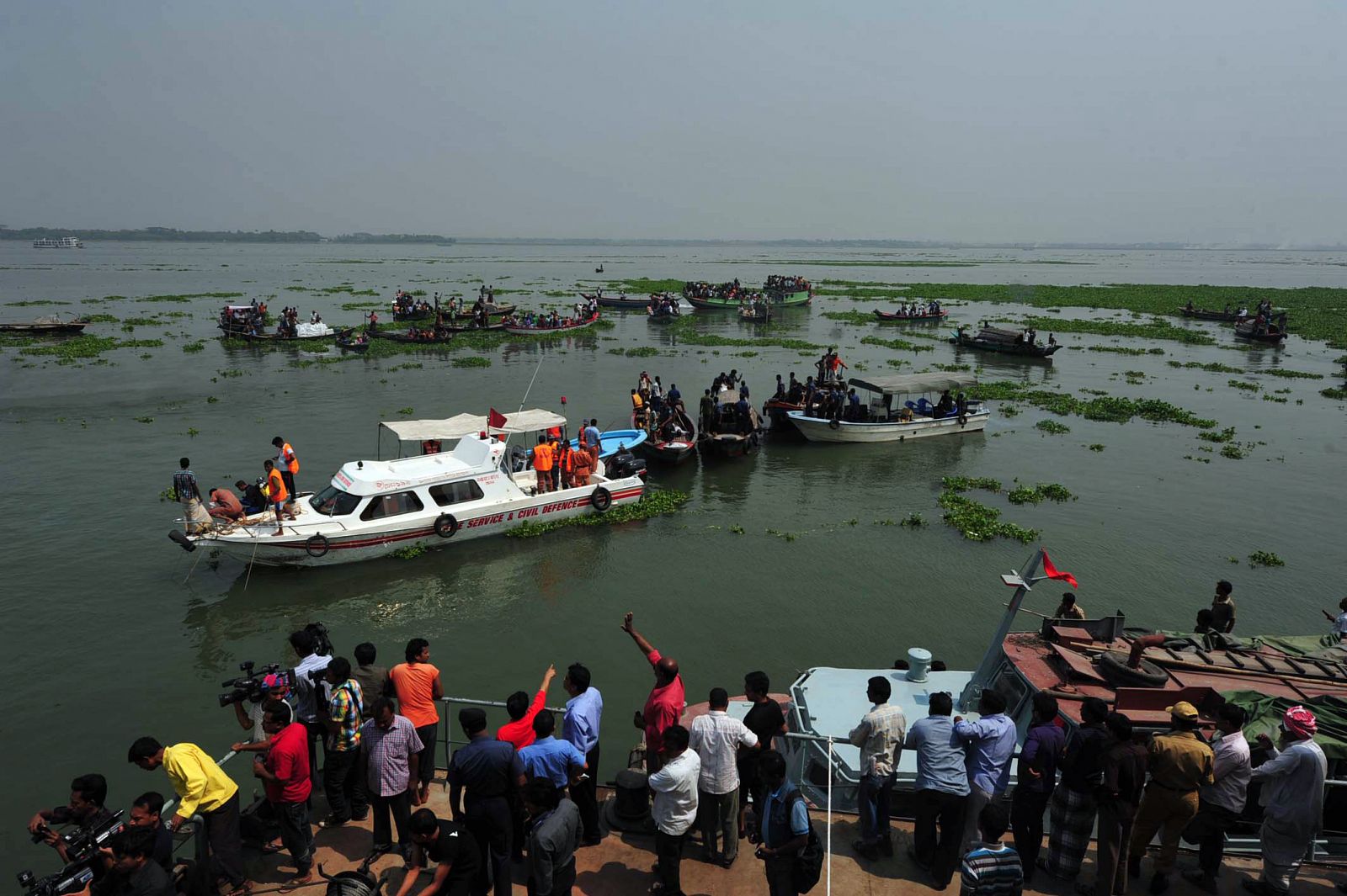 Imagen de las labores de rescate del ferry accidentado en un río de Bangladesh
