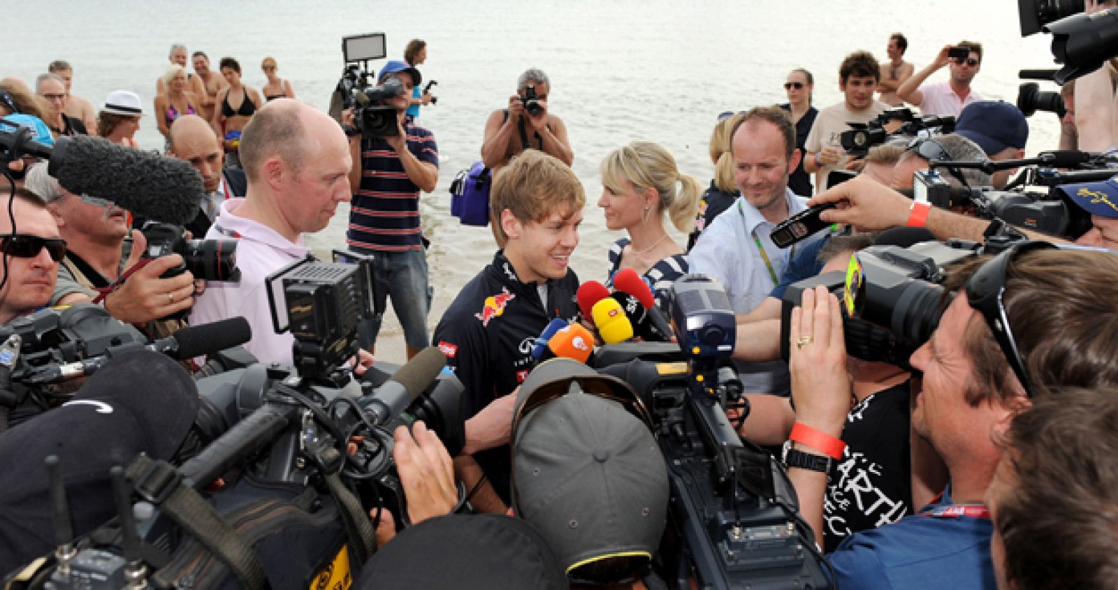 El vigente campeón del mundo, Sebastian Vettel, atiende a los medios de comunicación en la playa de St Kilda en Melbourne.