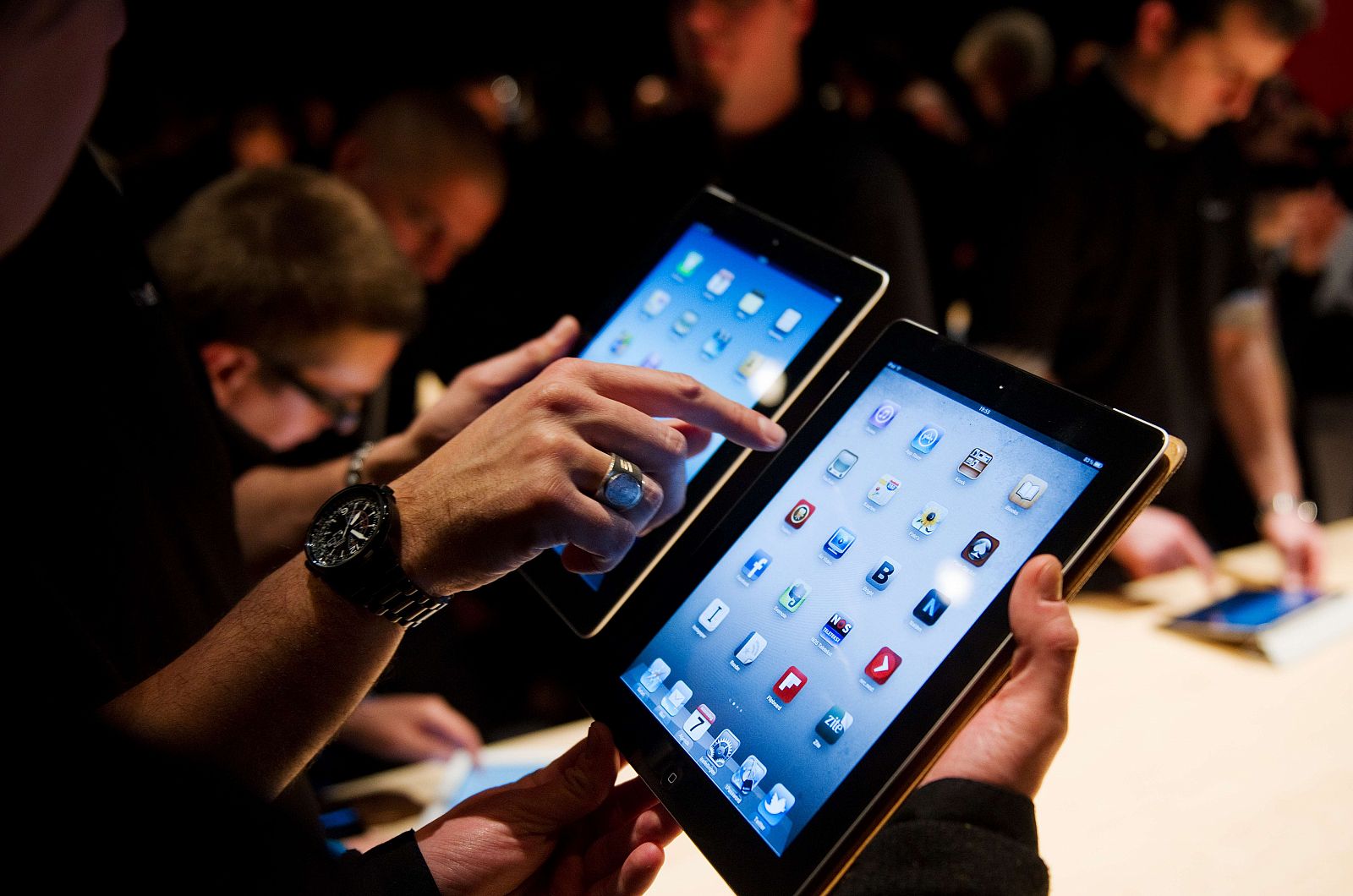 Periodistas prueban el nuevo iPad durante su presentación
