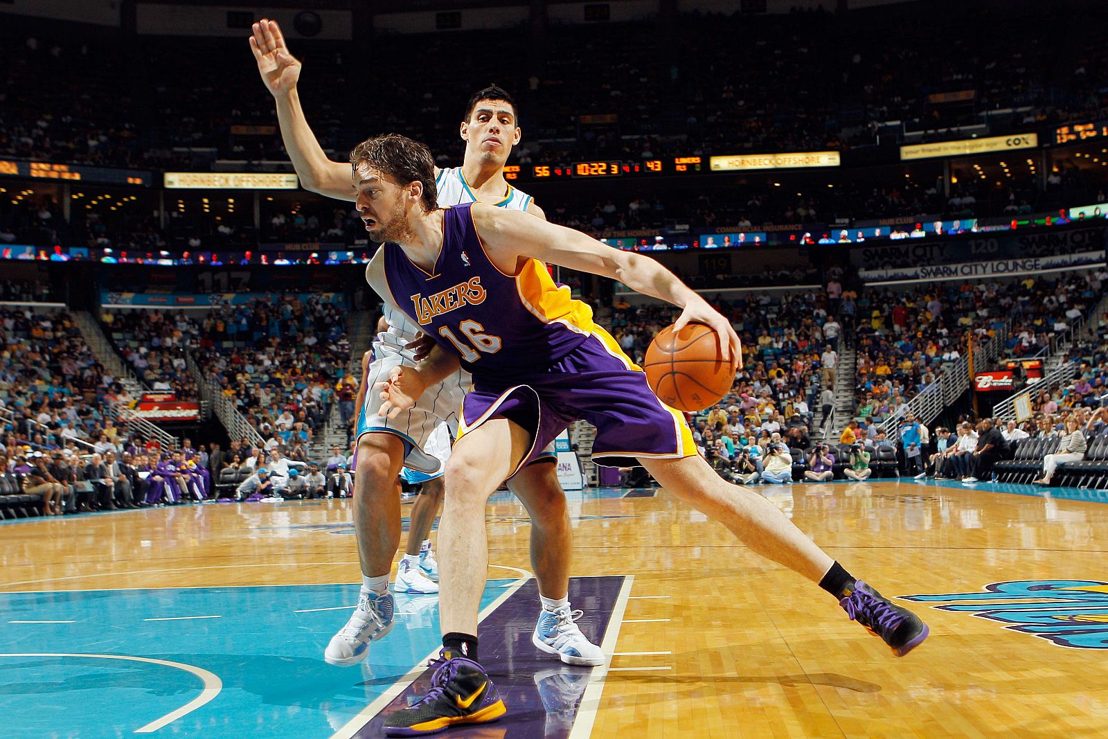 Pau Gasol, de los Angeles Lakers, ante Gustavo Ayon, de los New Orleans Hornets.
