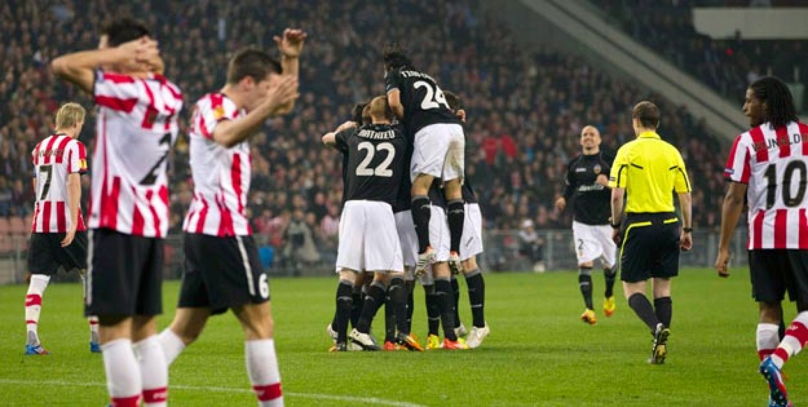 Los jugadores del Valencia celebran su gol ante el PSV