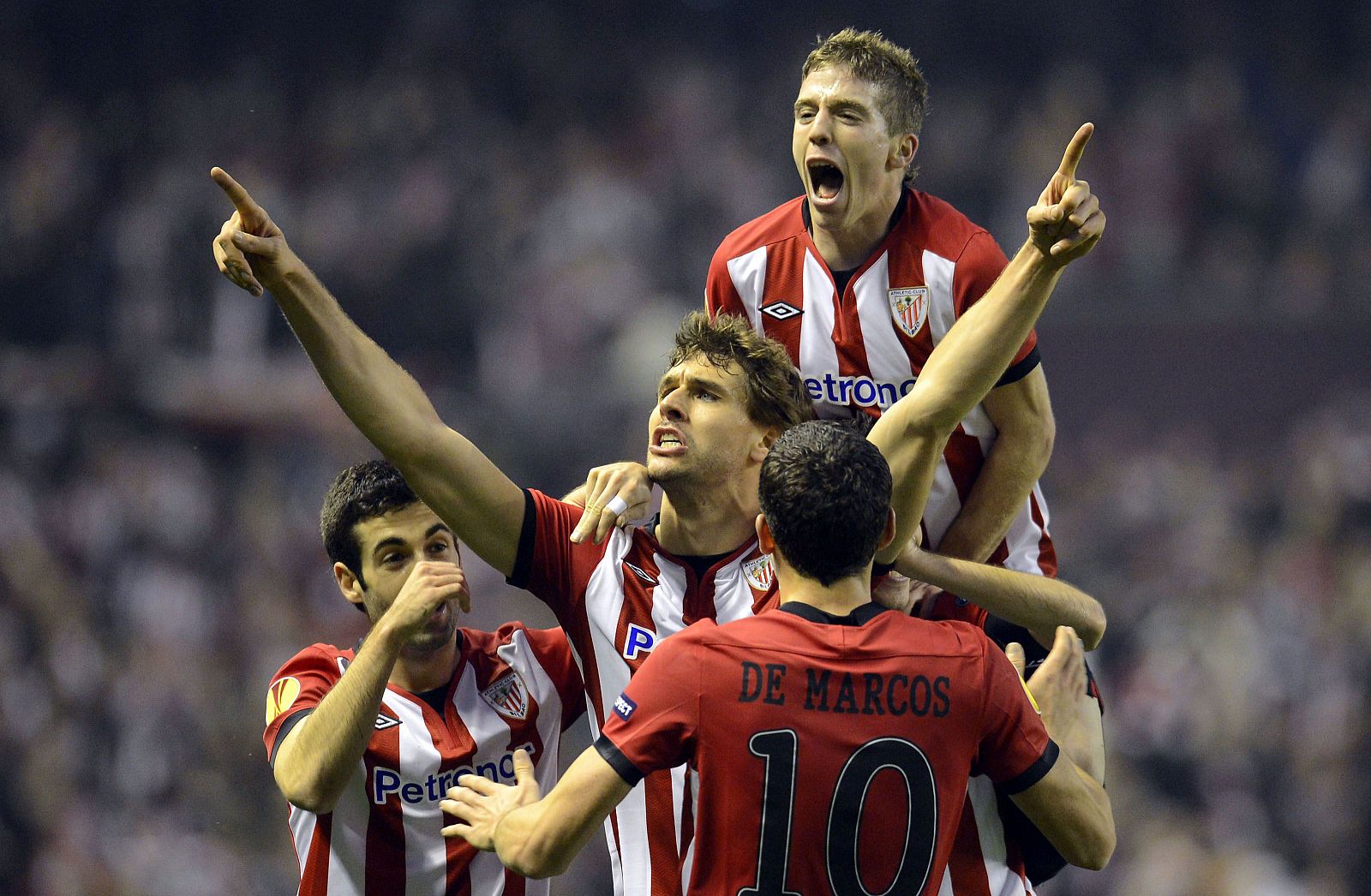 Los jugadores del Athletic celebran el gol de Llorente.
