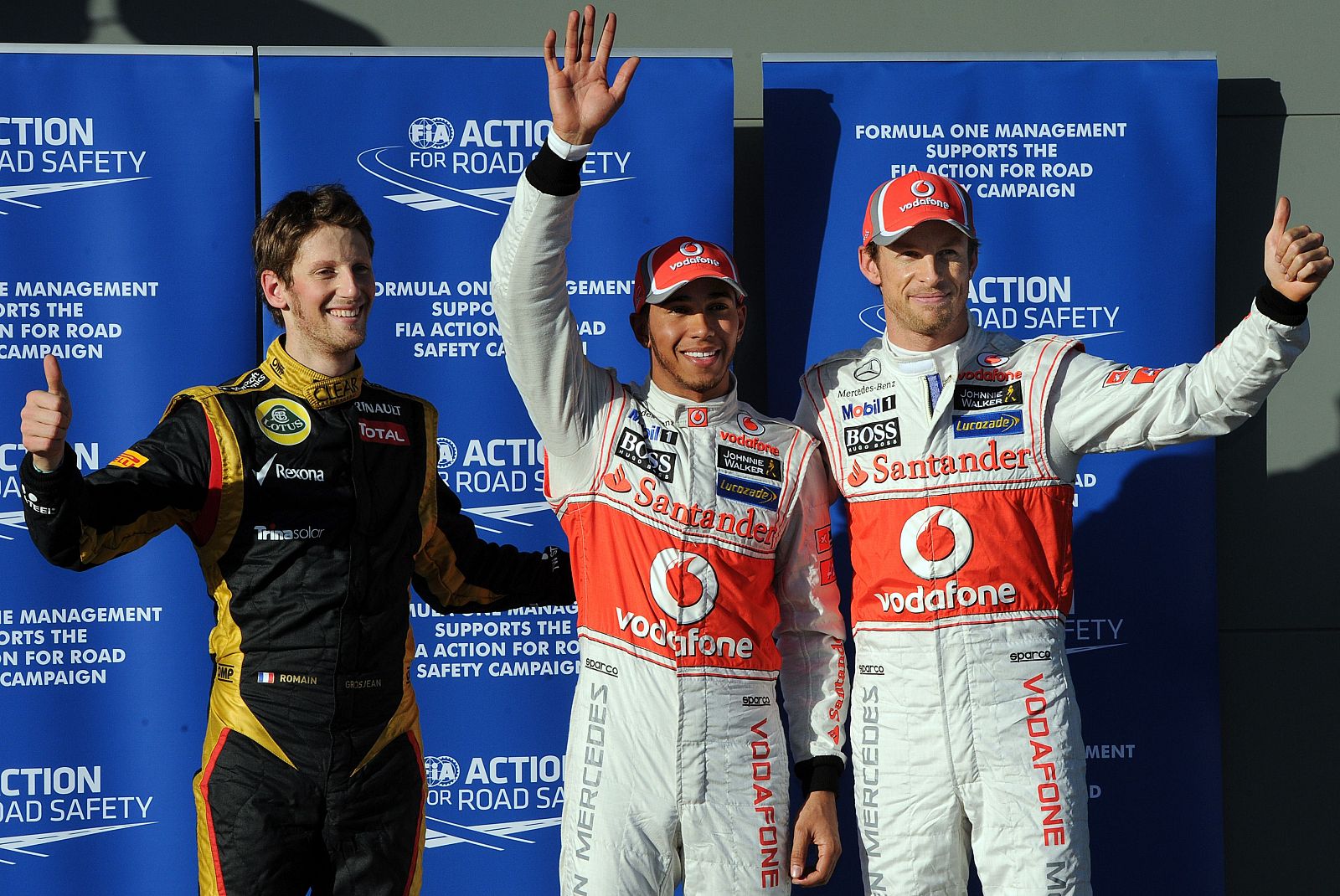 Hamilton escoltado por Button y Grosjean en Melbourne.