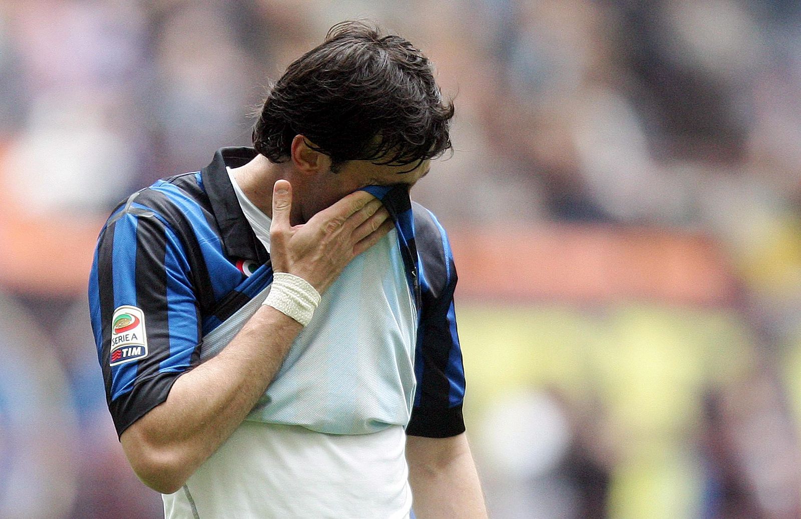 Diego Milito reacciona al fallar un penalti durante el partido que enfrentó a su equipo contra el Atalanta.