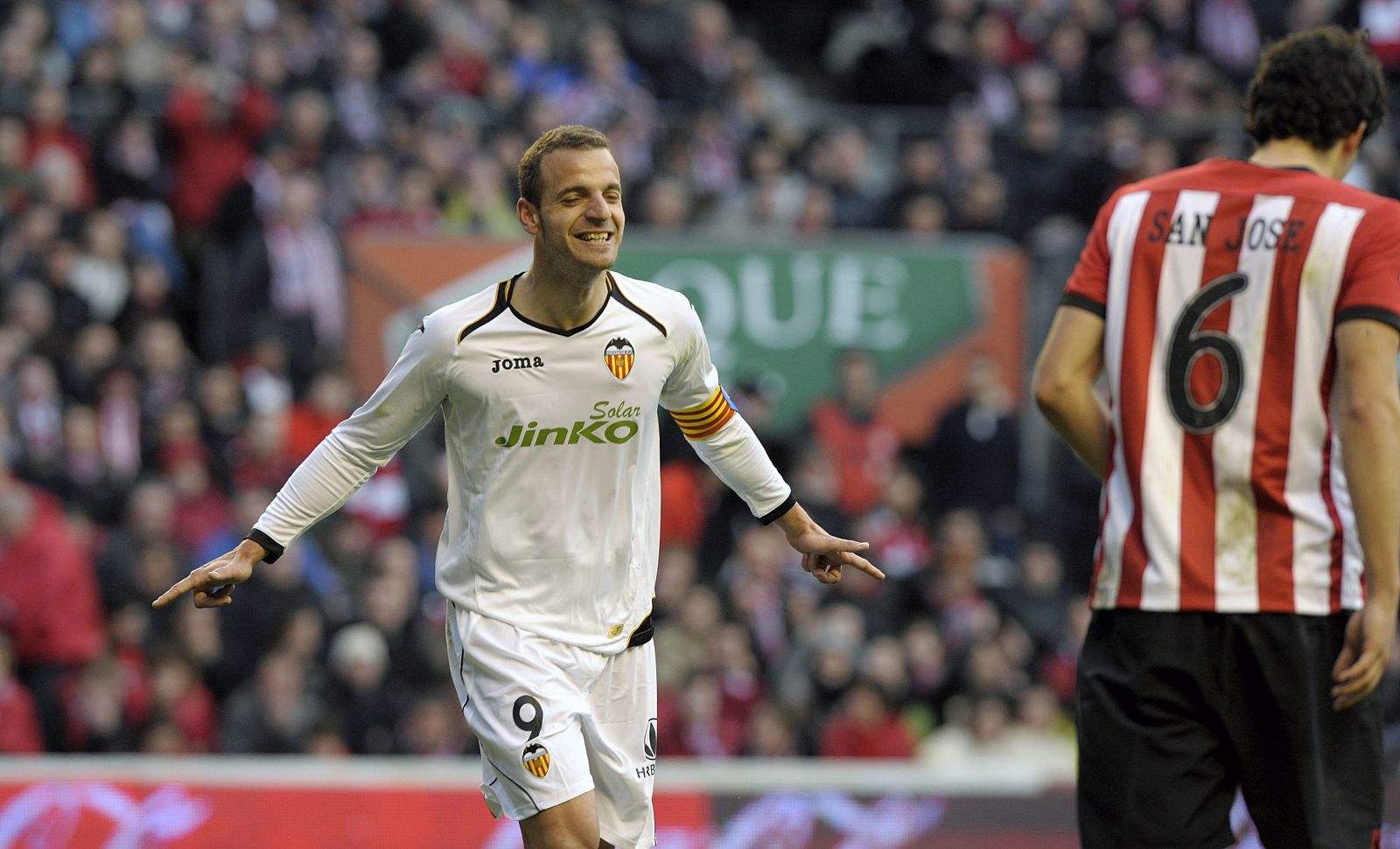 Roberto Soldado celebra el primero de sus tres goles anotados en San Mamés.