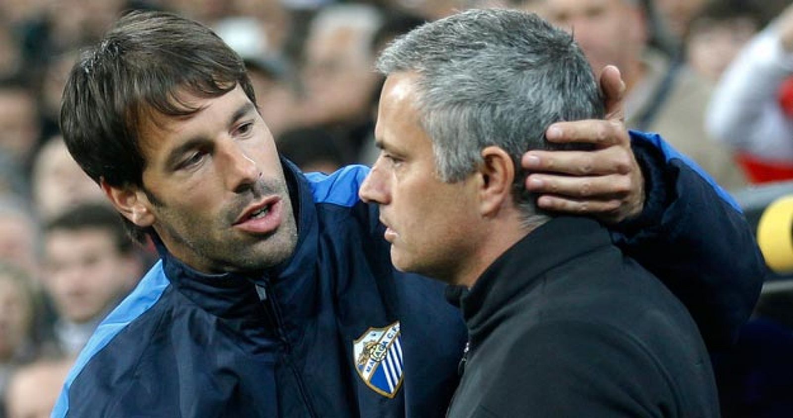 Mourinho, entrenador del Real Madrid, saludado por el holandés del Málaga, Van Nistelrooy