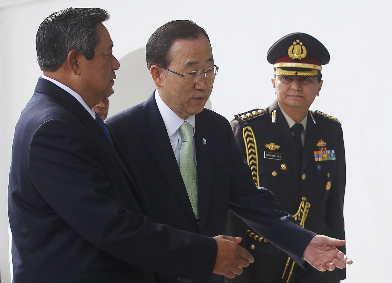 El secretario general de la ONU, Ban Ki-moon, junto al presidente de Indonesia, Susilo Bambang Yudhoyono