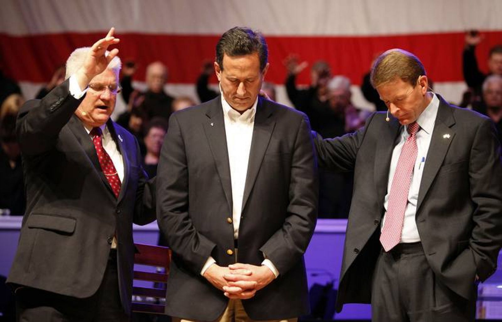 Santorum recibe la dendición del pastor Dennis Terry en un acto en Louisiana.
