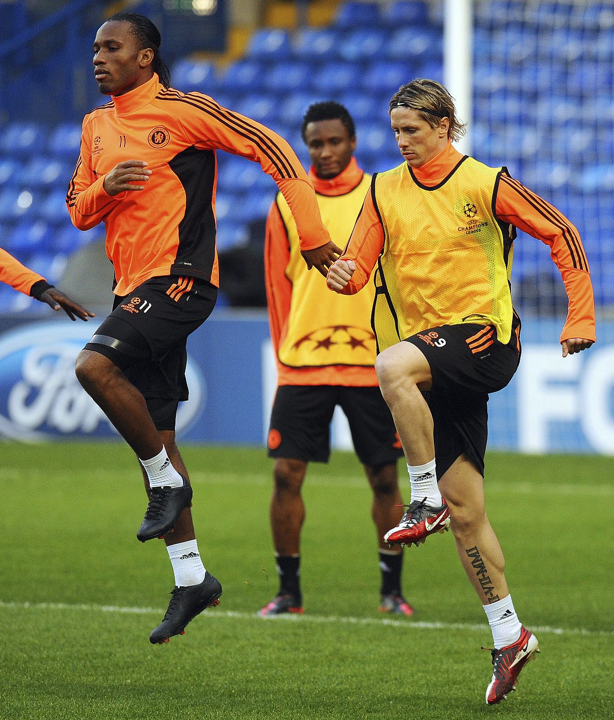 Fernando Torres (d) y Didier Drogba (i) del Chelsea FC entrenan en el estadio Stamford de Londres.