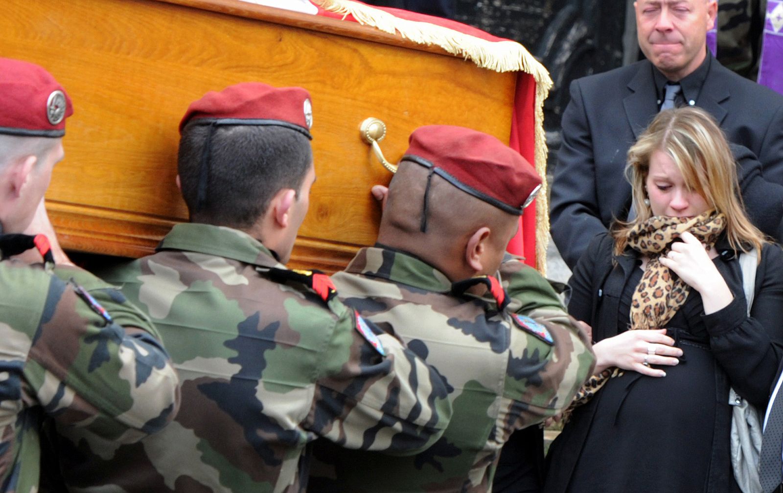 El féretro de Abel Chennouf, asesinado en Montauban, pasa junto a su compañera, Caroline, que está embarazada.