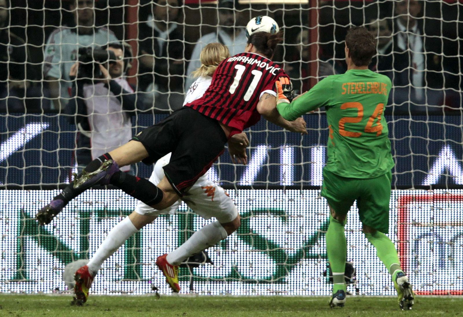 Zlatan Ibrahimovic marca en el Milan - Roma