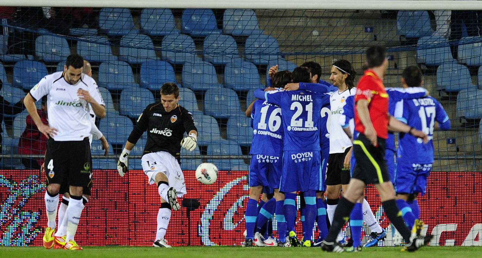 Los jugadores del Getafe celebran el tercer gol frente al Valencia.