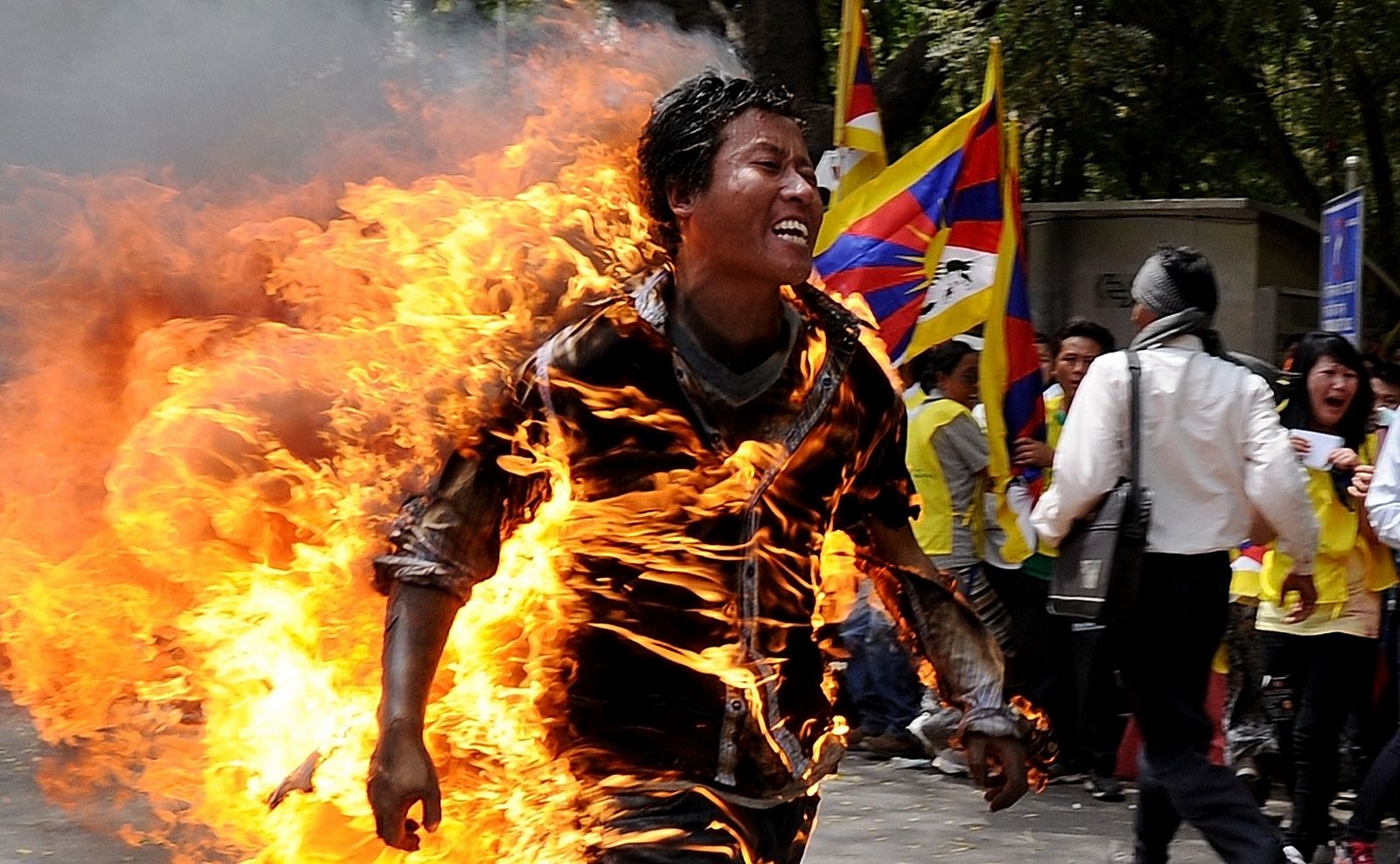 El exiliado tibetano Janphel Yeshi, de 27 años, envuelto en llamas tras prenderse fuego en Nueva Delhi
