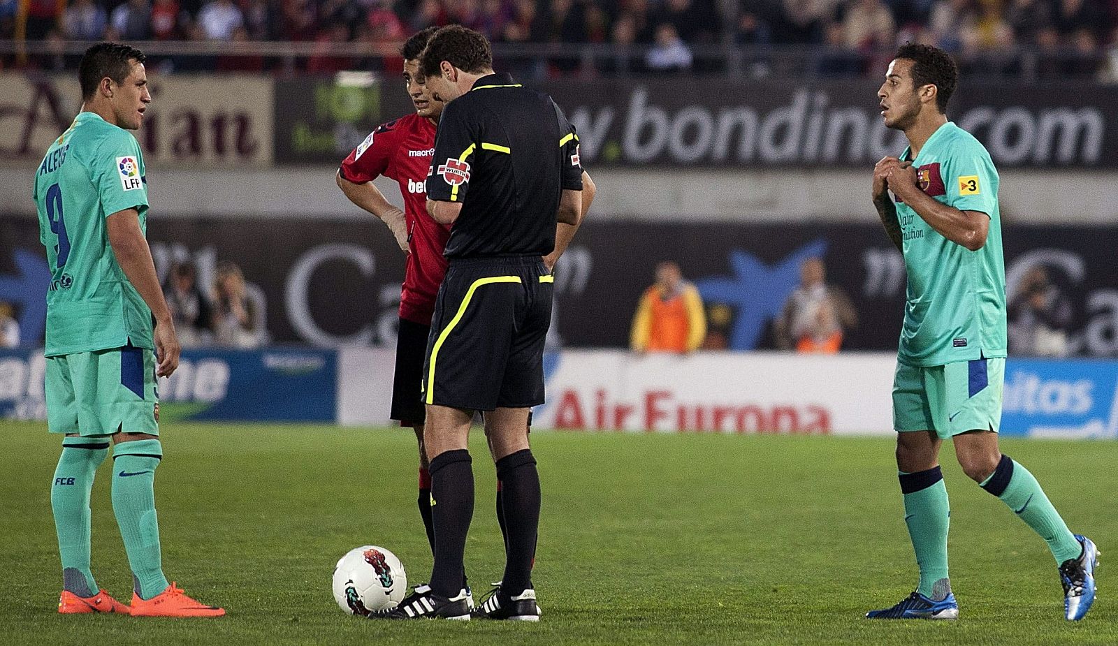 El centrocampista del FC Barcelona Thiago Alcántara protesta su expulsión al árbitro Ayza Gámez en el partido ante el Mallorca.