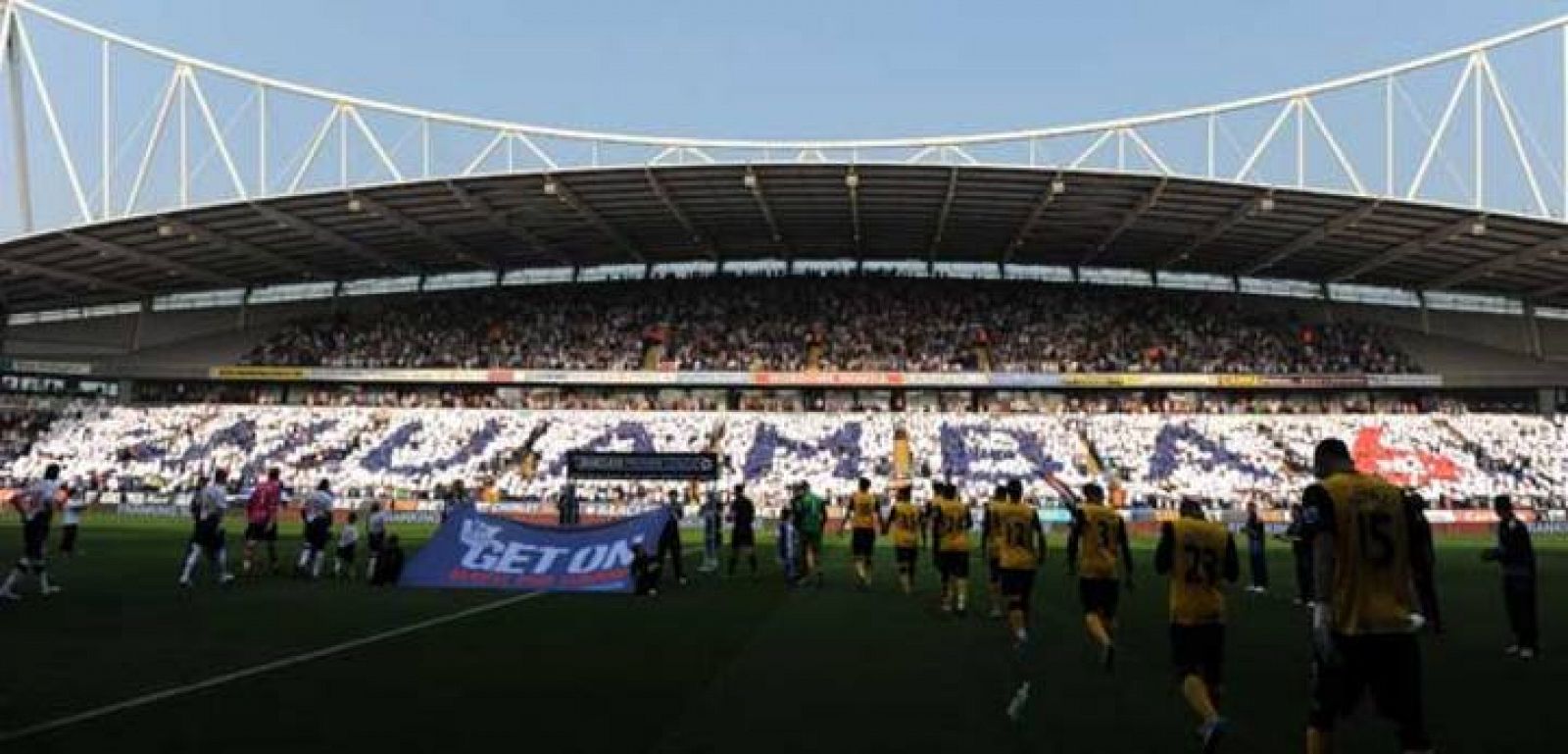 Los seguidores del Bolton dedicaron el sábado un mosaico gigante a su jugador Muamba