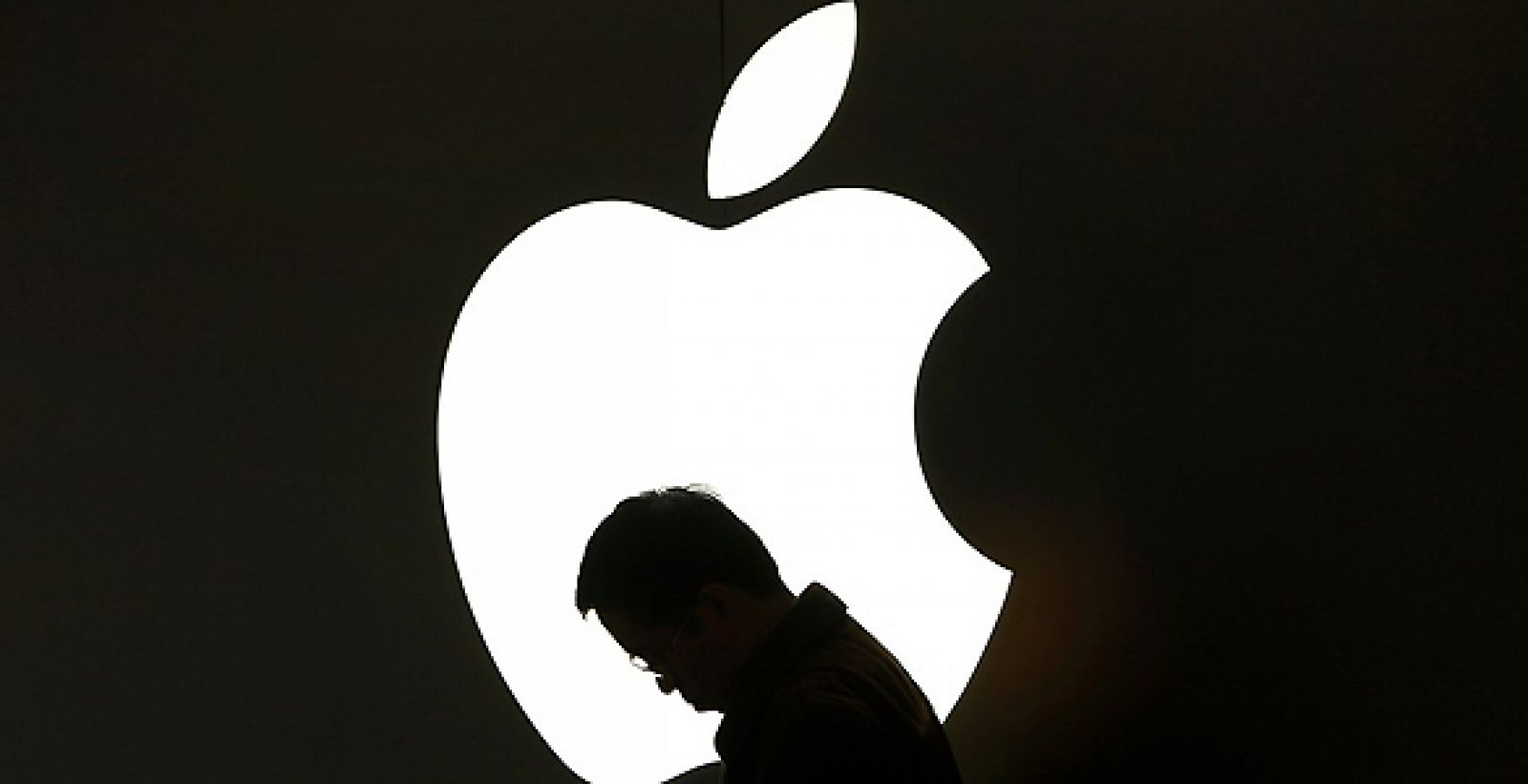Un aficionado chino usando un iPad en una de las tiendas de Apple