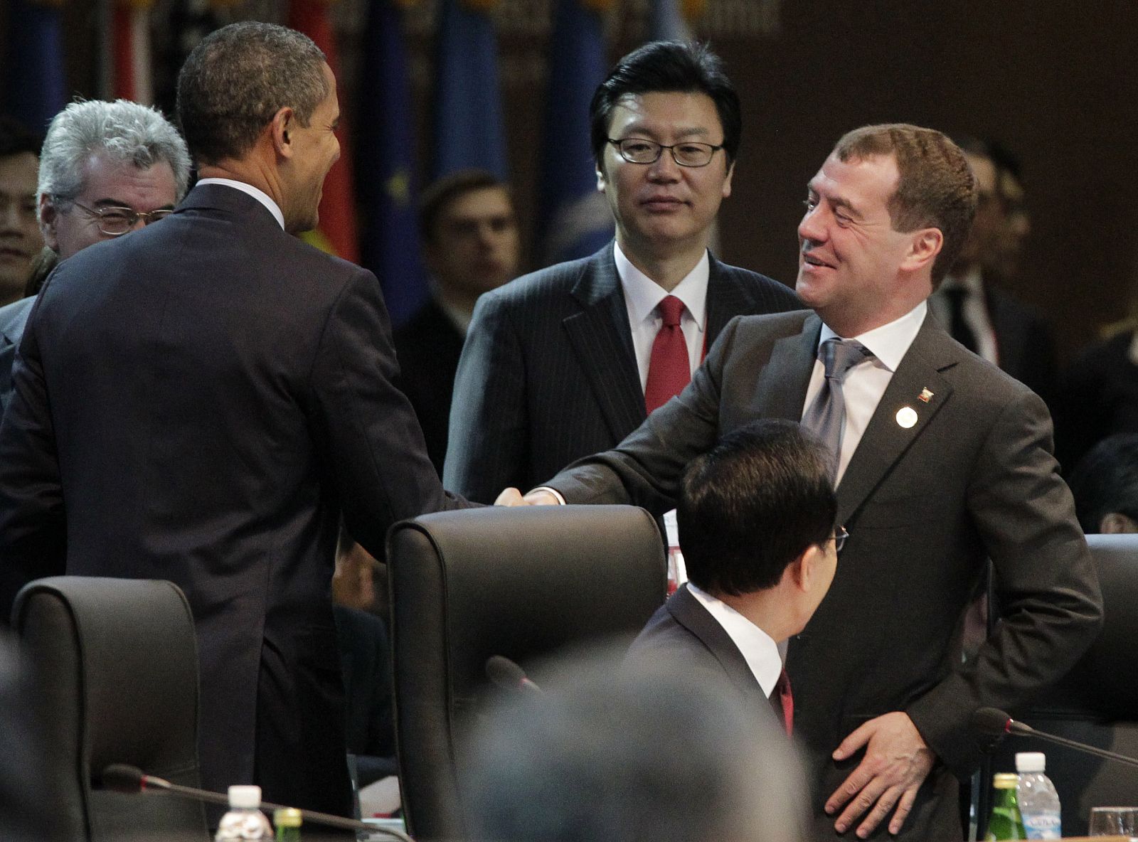 El presidente de EE.UU., Barack Obama, saluda al de Rusia, Dimitri Medvedev, en Seúl