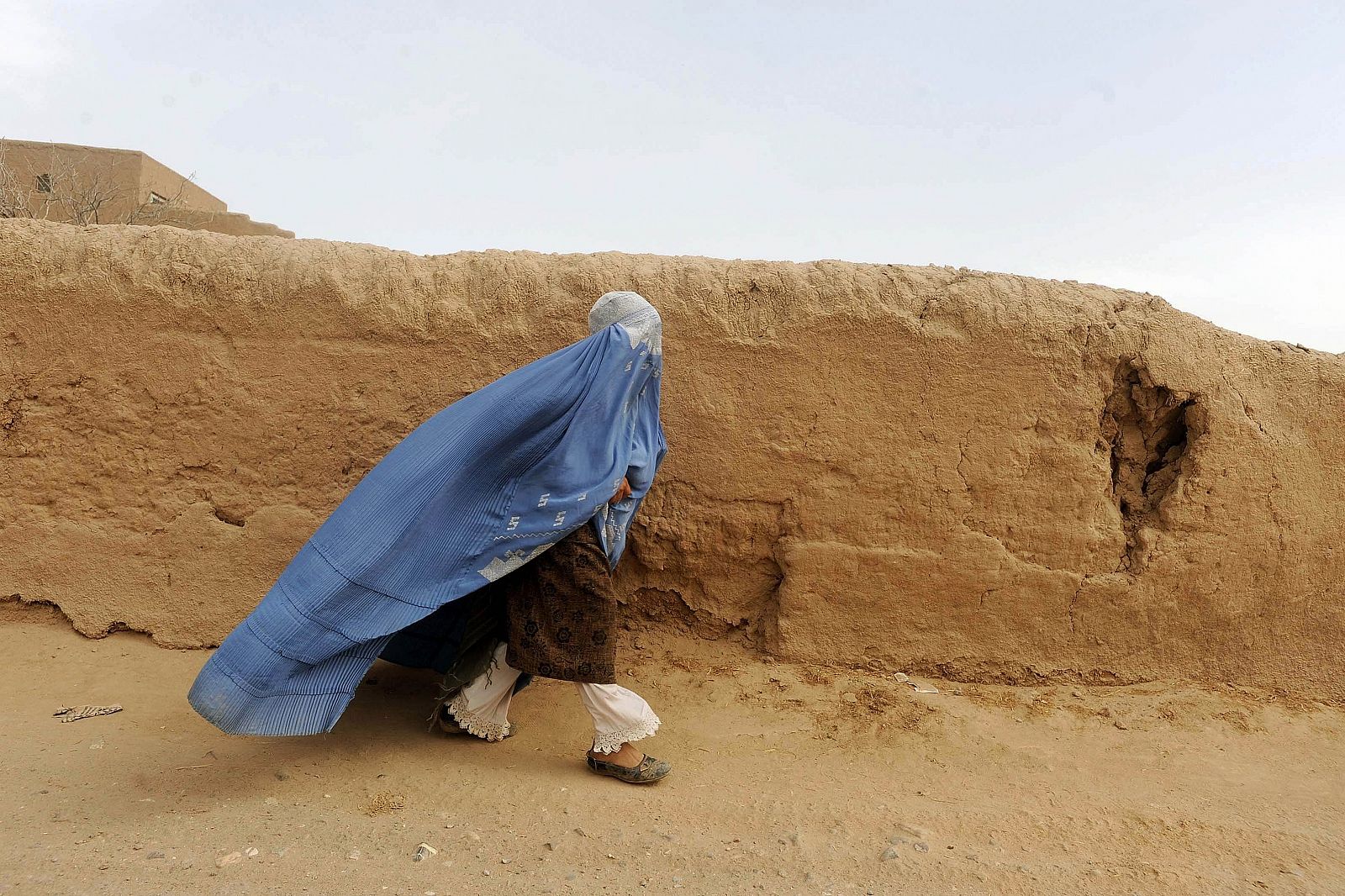 Una mujer afgana vestida con el burka en la ciudad de Herat