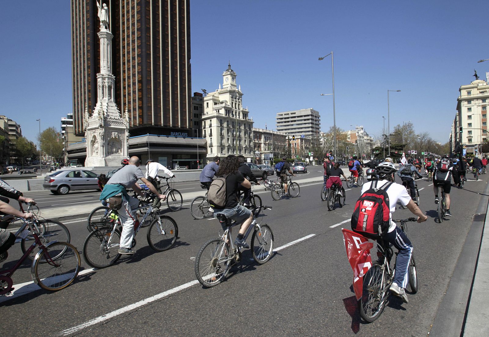 PIQUETES EN BICICLETA RECORREN EL CENTRO DE MADRID