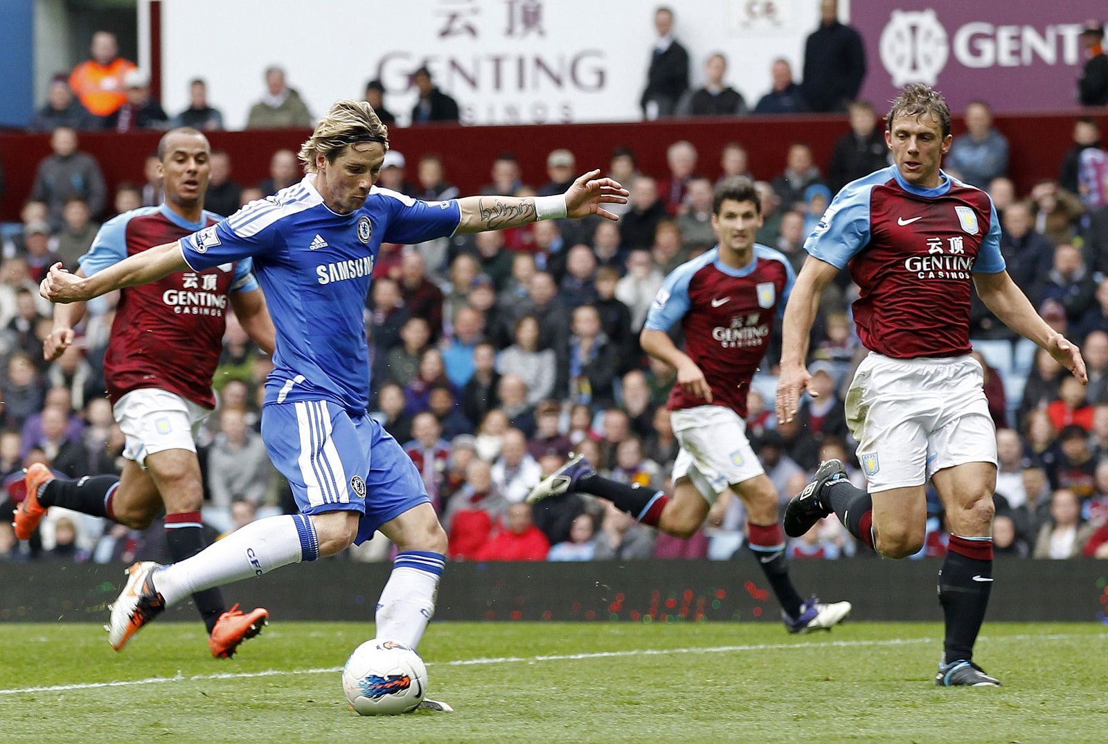 El jugador del Chelsea, Fernando Torres, durante el encuentro frente al Aston Villa
