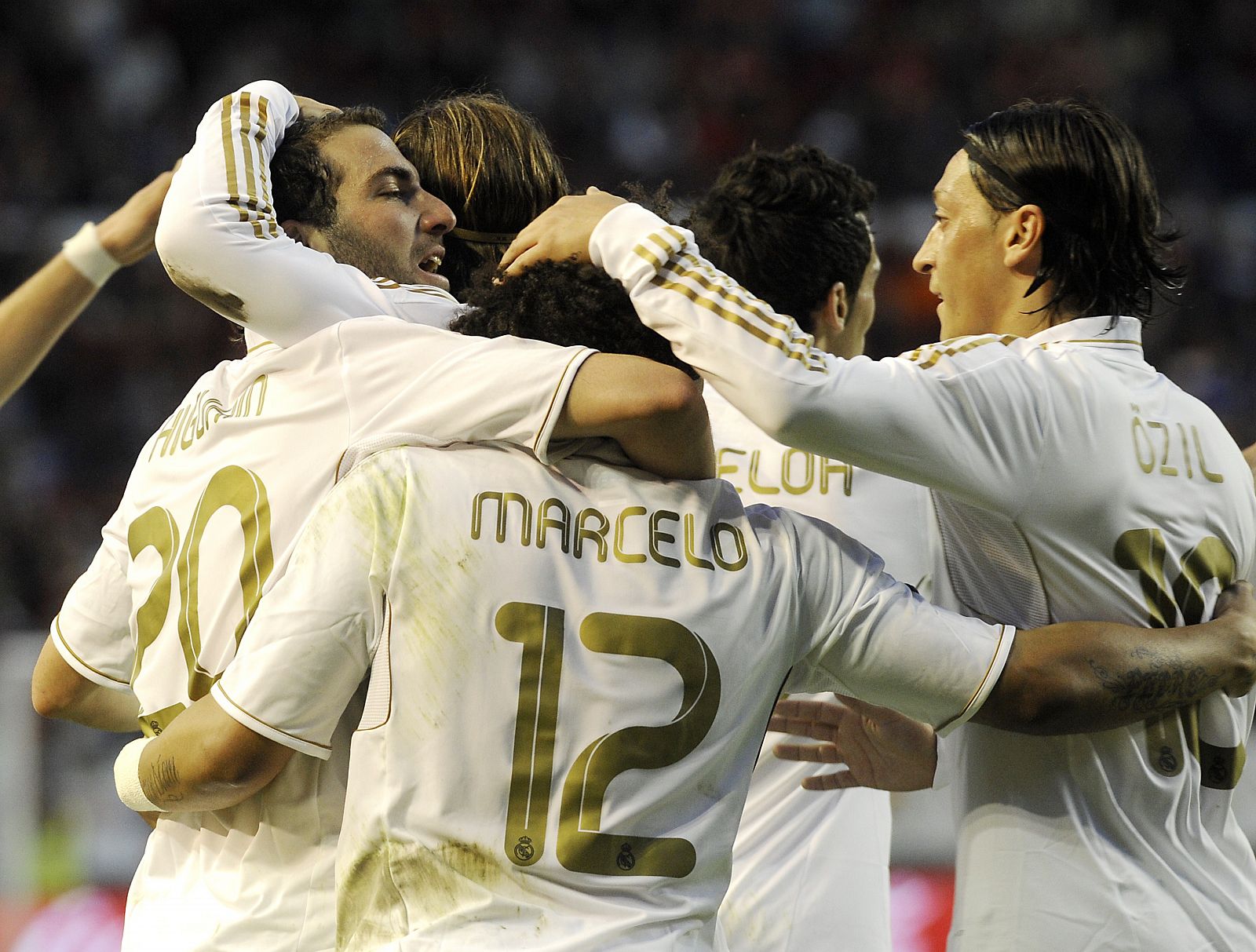 Los jugadores del Madrid celebran uno de sus goles frente a Osasuna