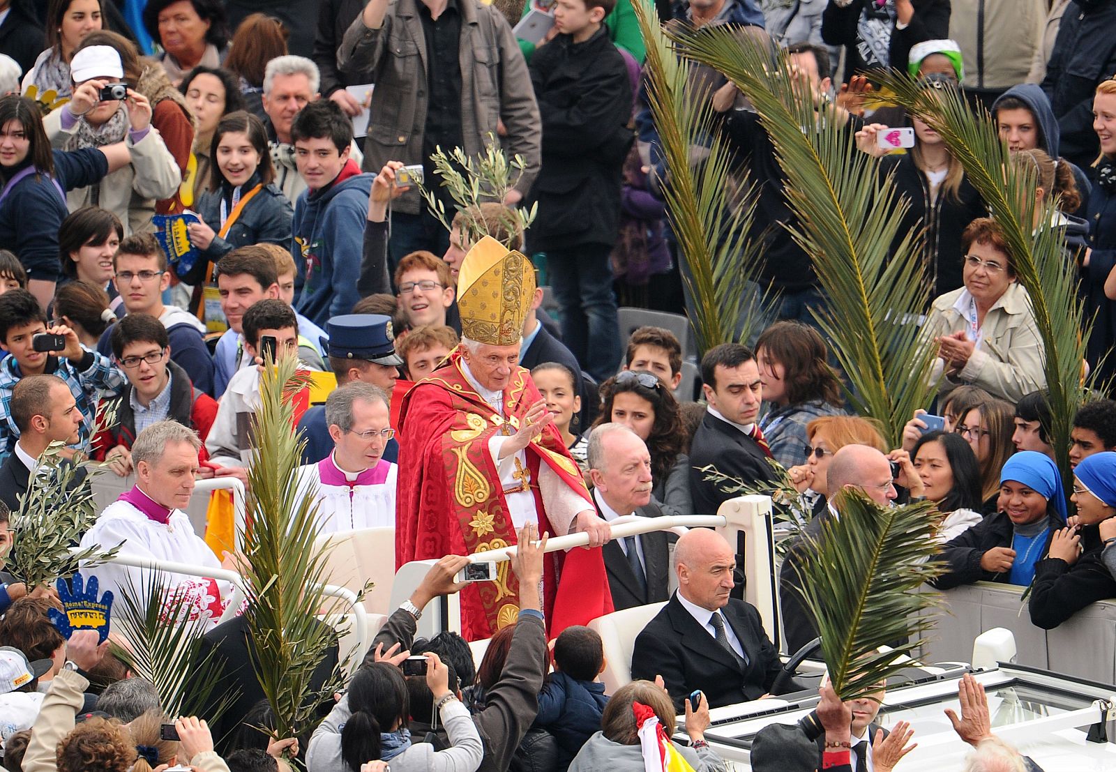 El papa Benedicto XVI mantiene una palma a su llegada a la ceremonia de celebración del Domingo de Ramos en la plaza de San Pedro (Vaticano).