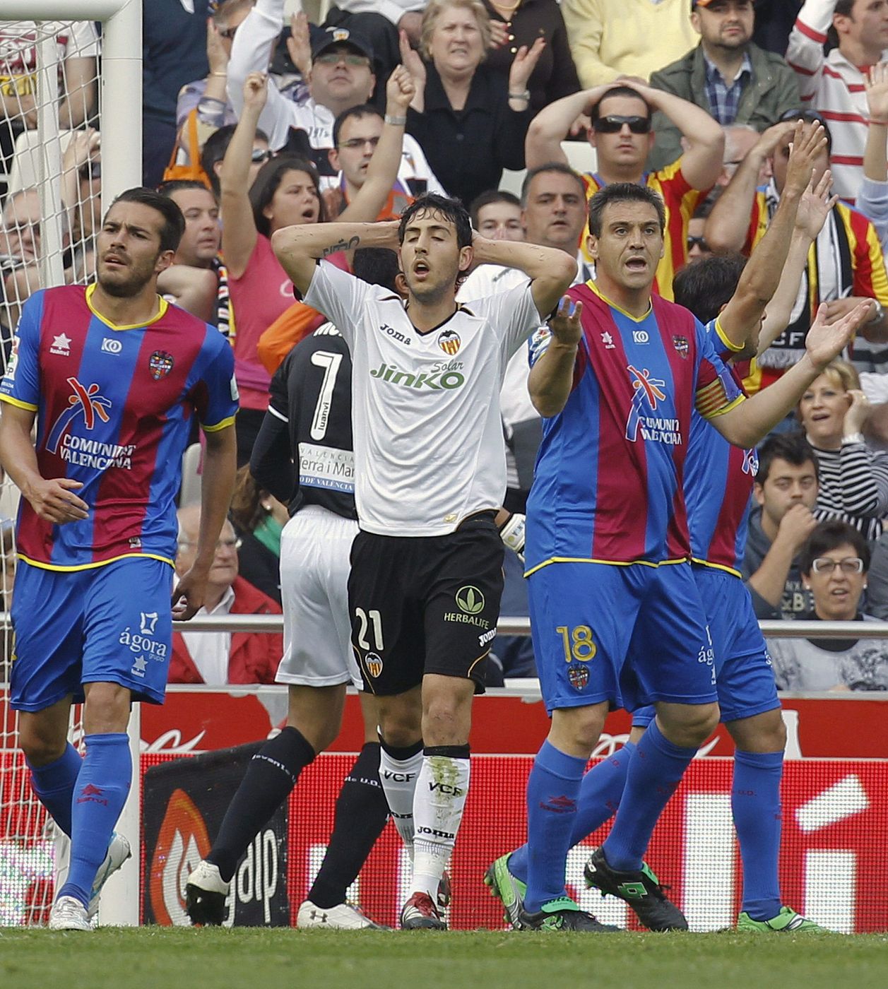 Dani Parejo (c) se lamenta de una ocasión de gol fallada en presencia de los jugadores del Levante.