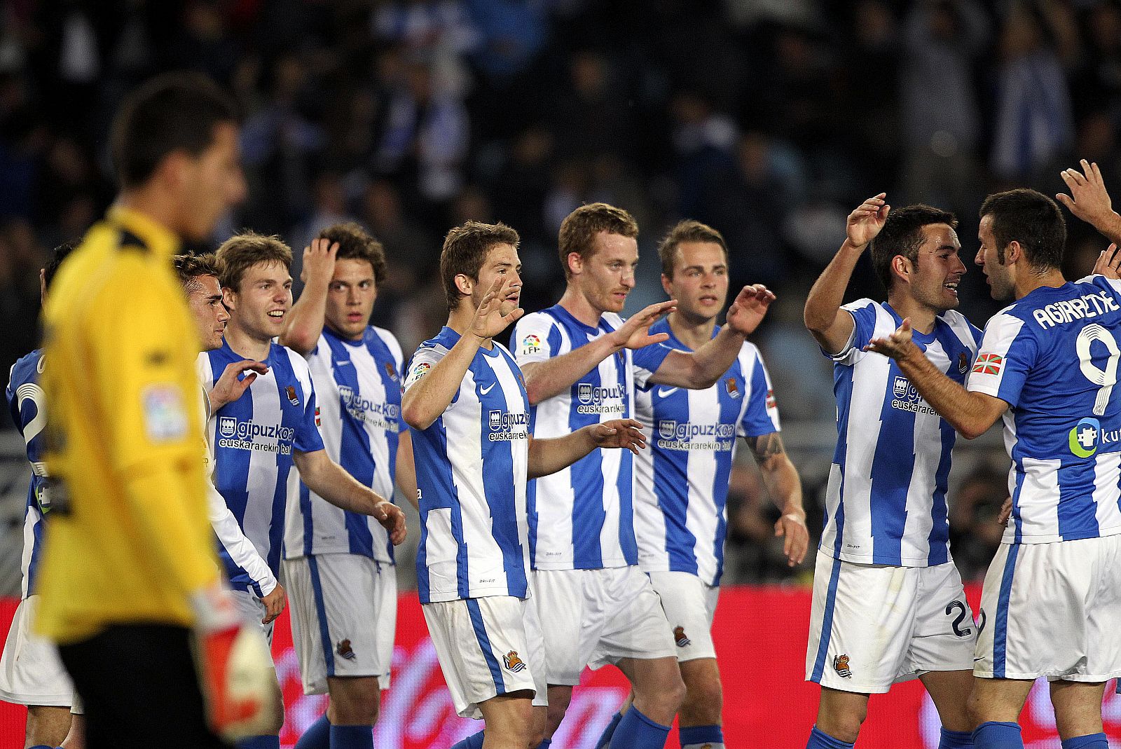 Agirretxe celebra su gol junto a sus compañeros durante el partido.