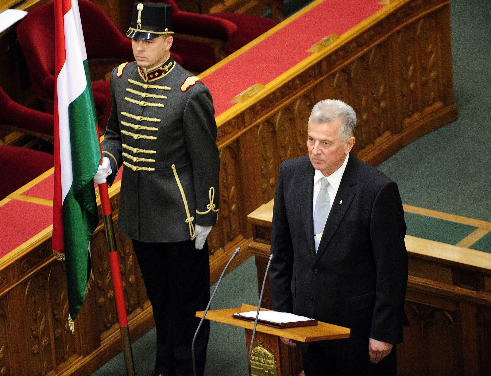 Imagen de archivo tomada en junio de 2010 de Pal Schmitt durante su juramento del cargo ante el Parlamento.