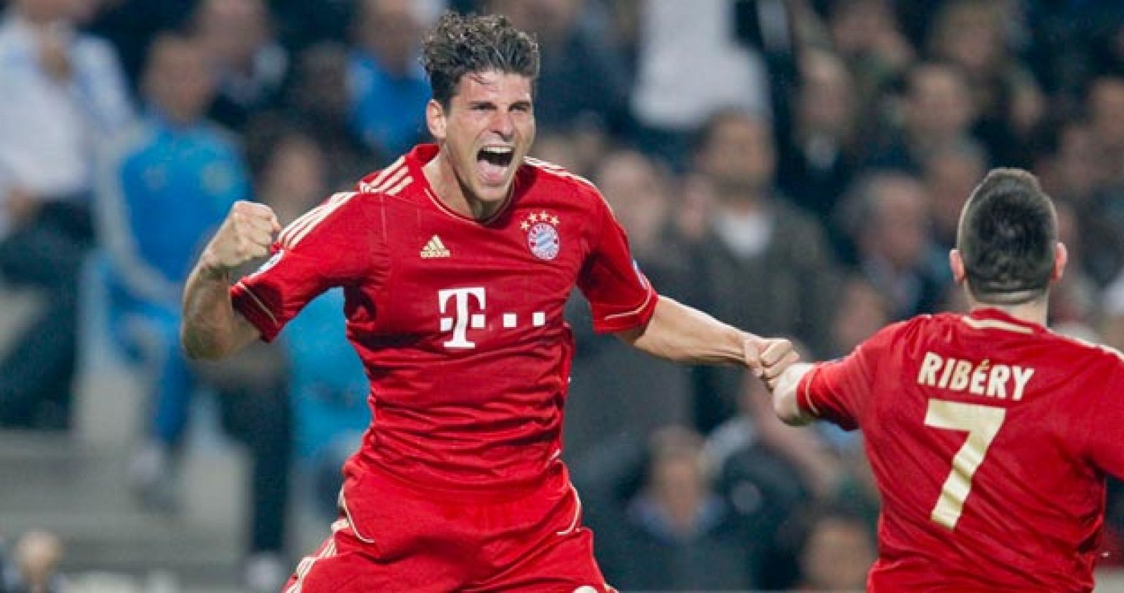 Mario Gómez, celebra su gol número 11 en Champions con el Bayern de Múnich