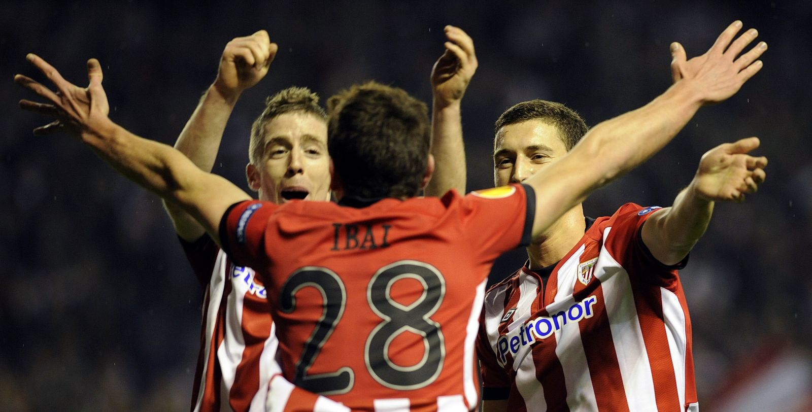 Los jugadores del Athletic celebran el gol de Ibai.