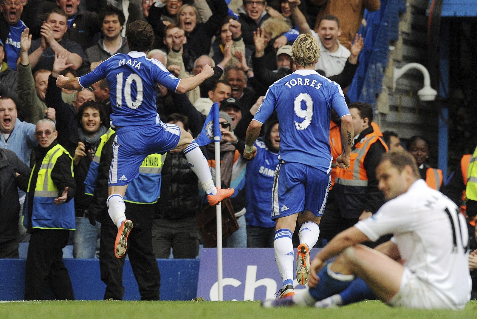 Juan Mata (i) celebra con su compañero Fernando Torres del Chelsea tras marcar un gol al Wigan