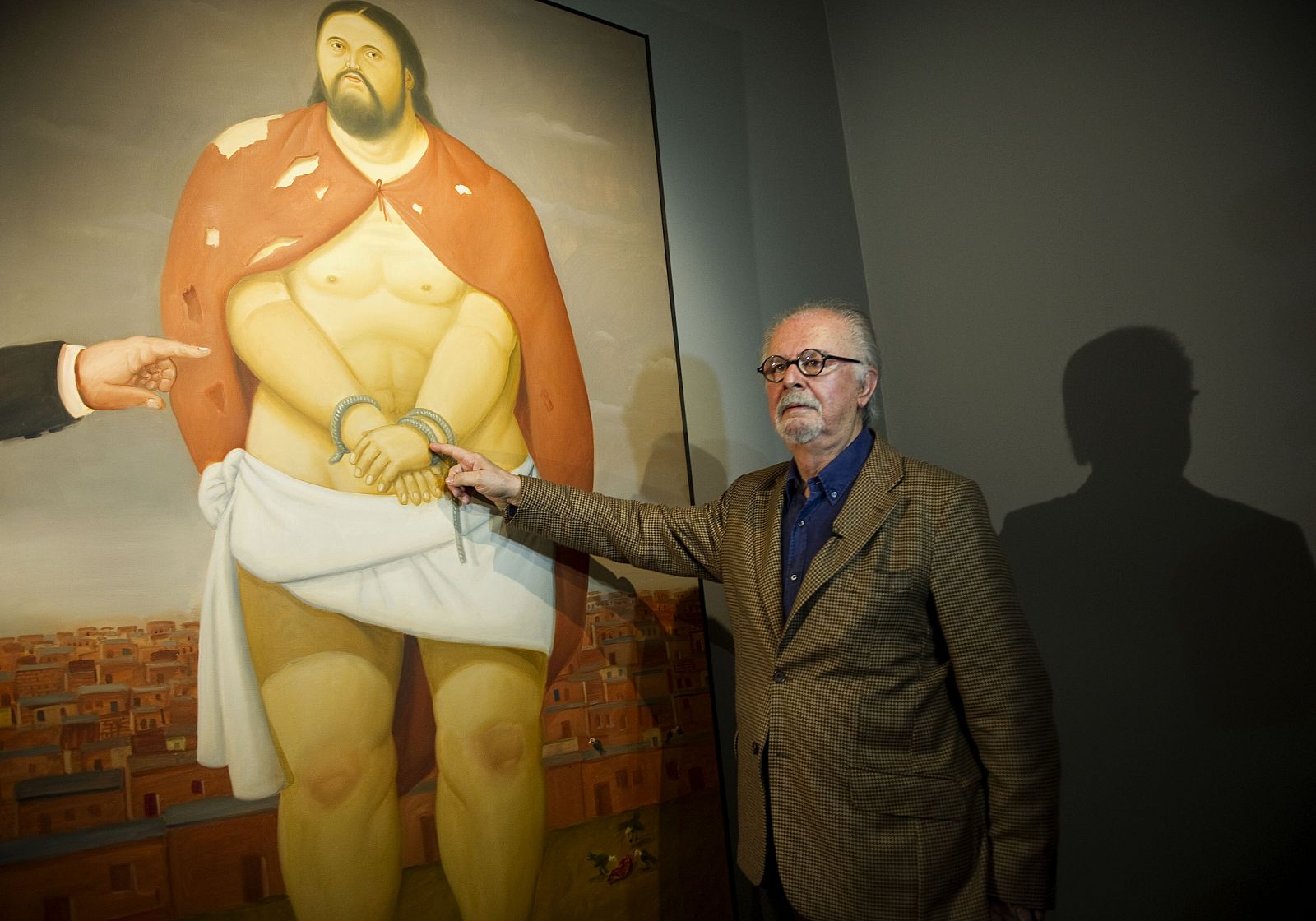 Fernando Botero junto a uno de sus cuadros de la exposición 'Viacrucis. La Pasión de Cristo',  en el Museo de Antioquía de Medellín.