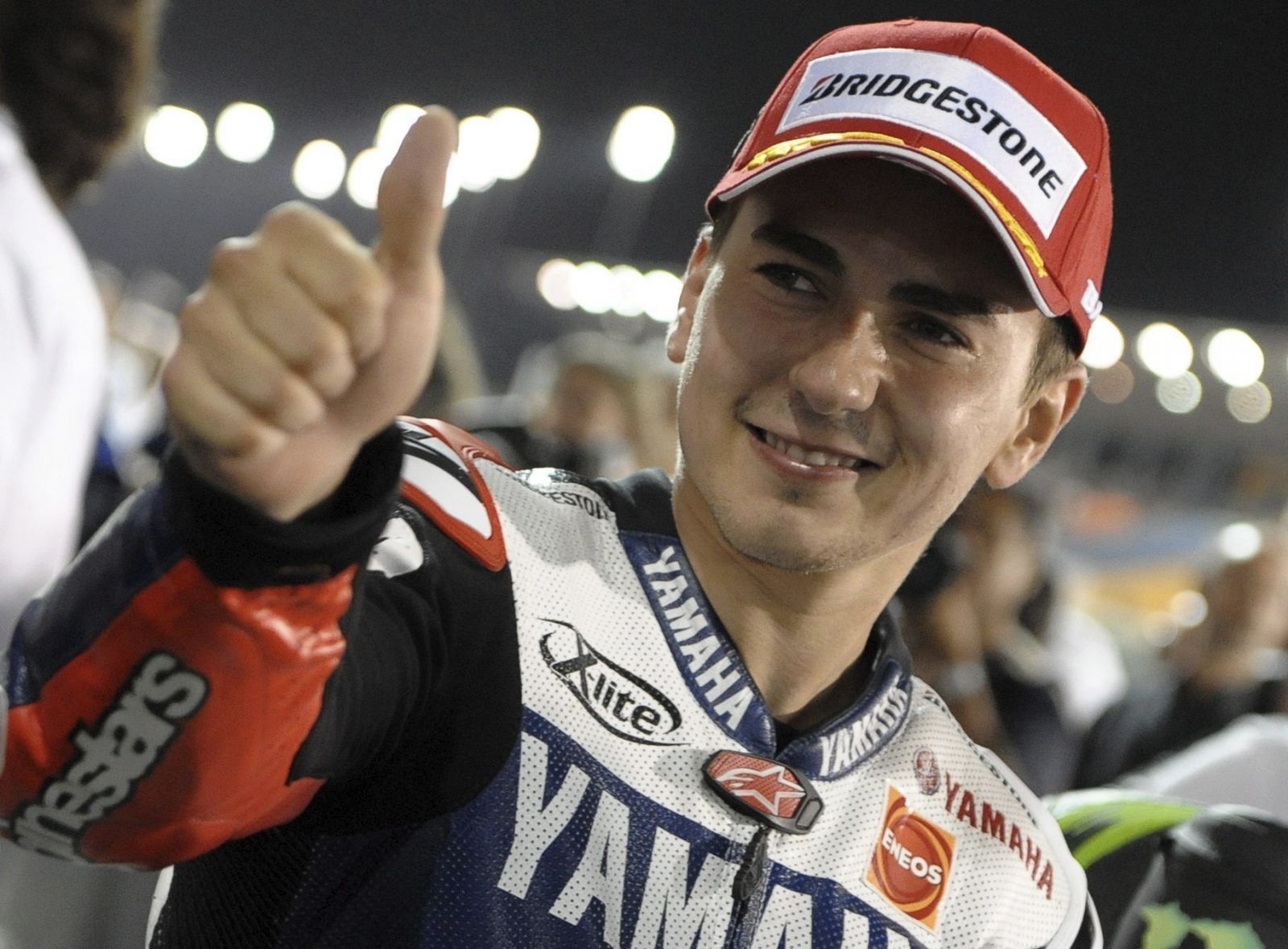 El piloto español Jorge Lorenzo sonríe después de lograr la "pole" en los entrenamientos clasificatorios del Gran Premio de motociclismo de Catar