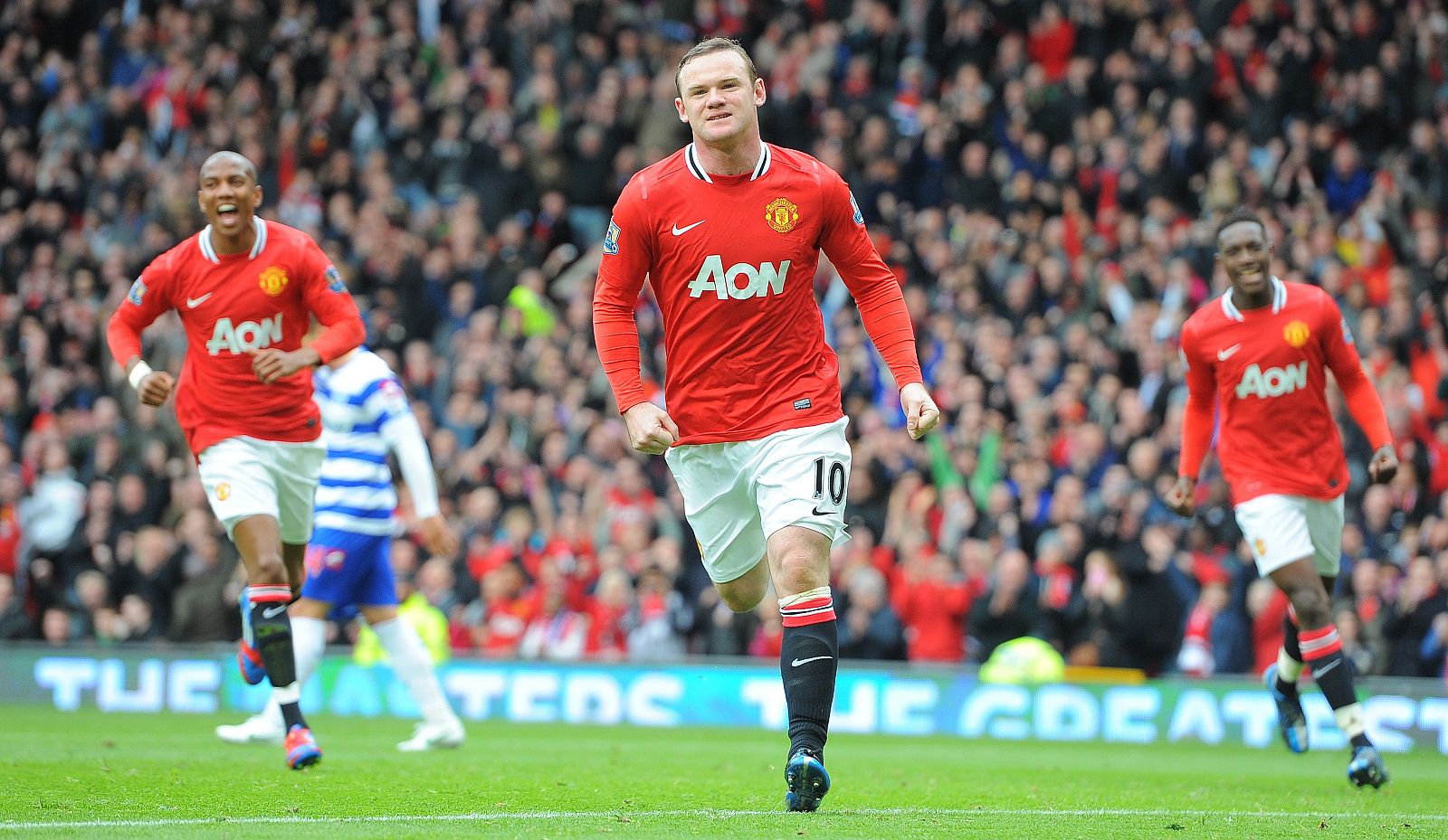 Wayne Rooney celebra su gol de penalti frente al Queen's Park Rangers