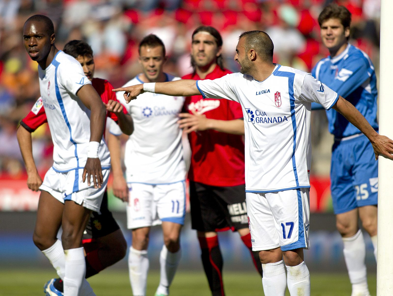 El centrocampista del Granada, Carlos Martins (d) da indicaciones a sus jugadores en su partido ante el RCD Mallorca.