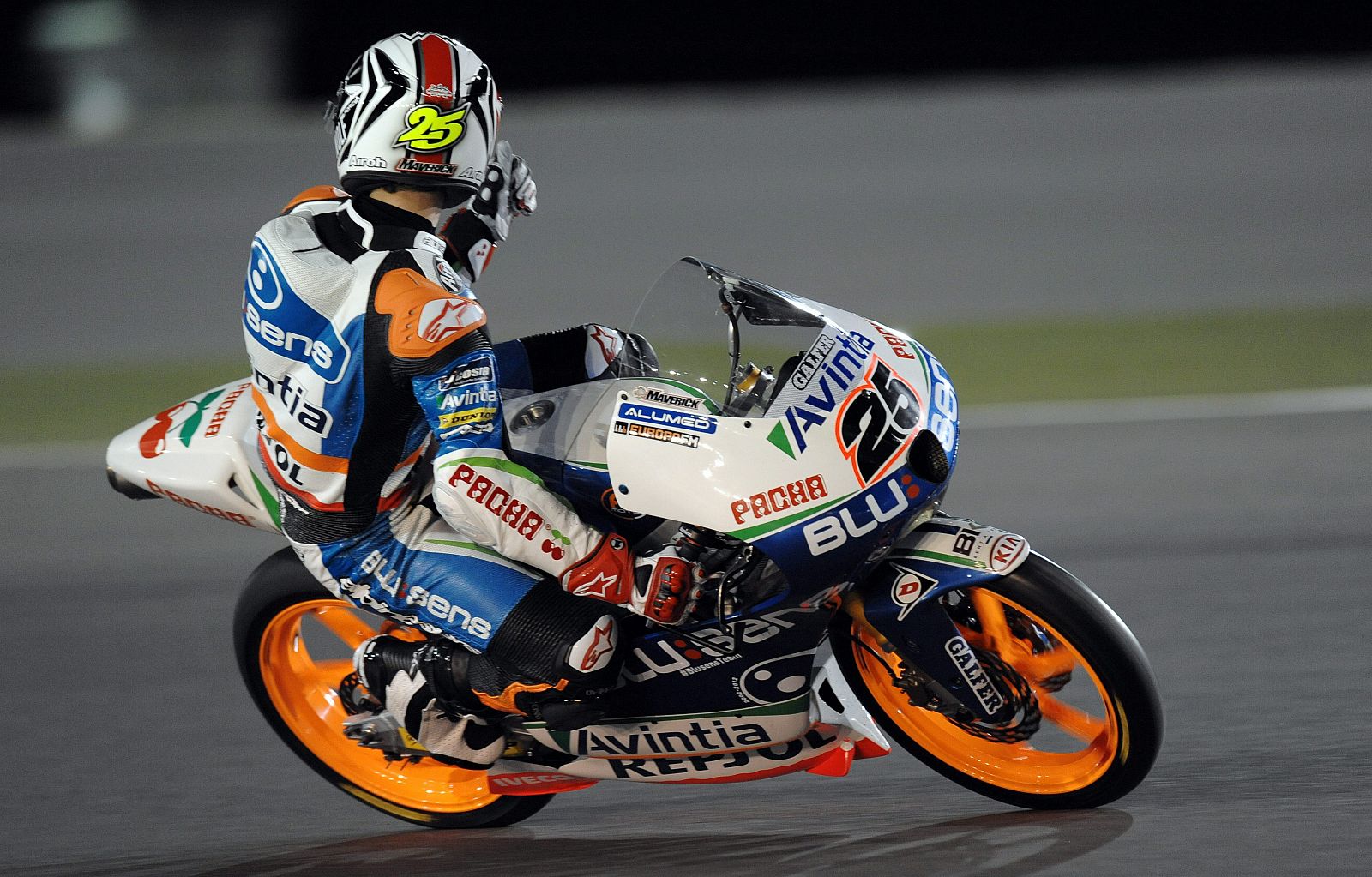 El español Maverick Vinales se ha convertido en el primer líder de Moto3.