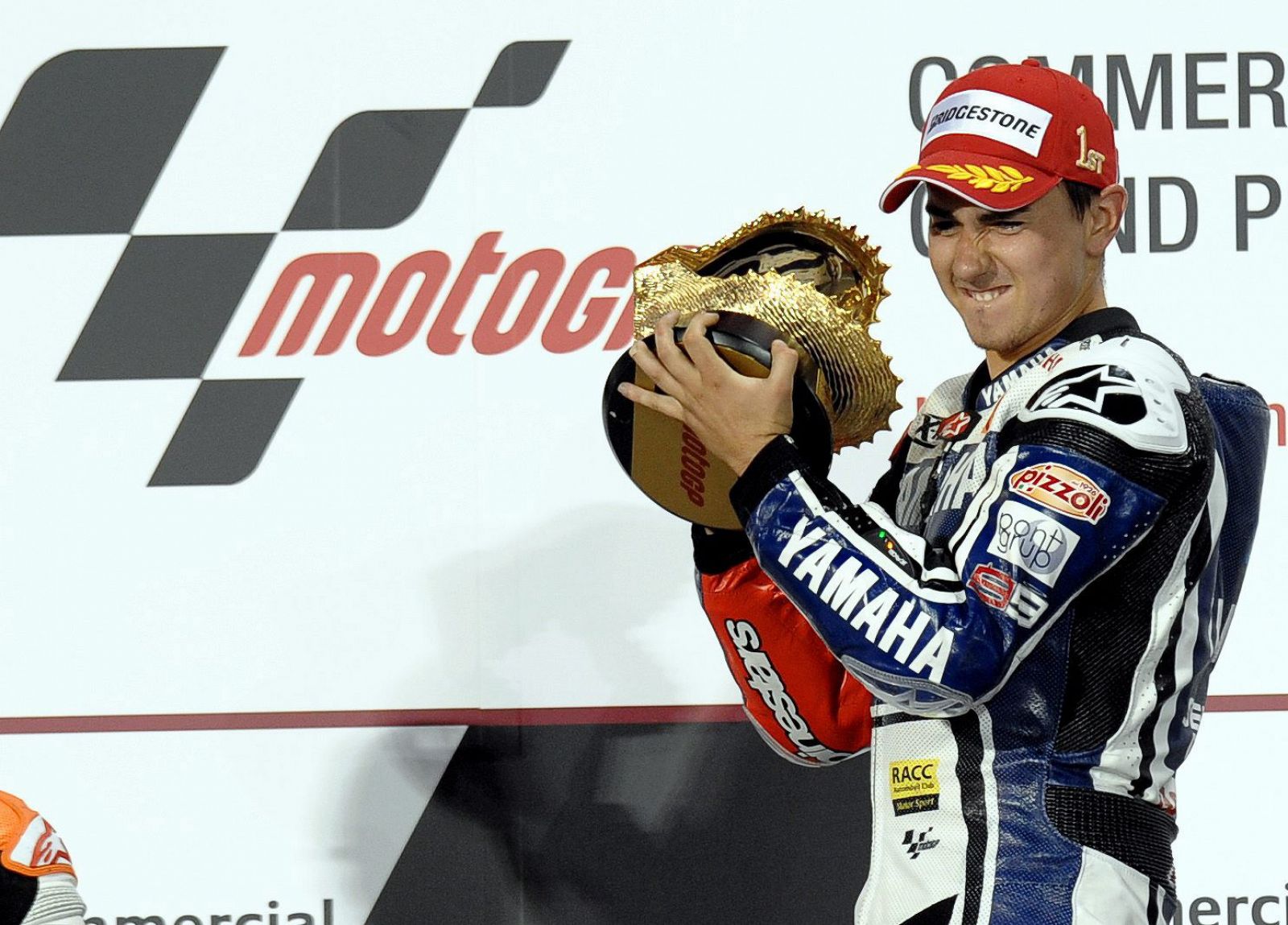 El piloto español Jorge Lorenzo del equipo Yamaha celebra en el podio su victoria.