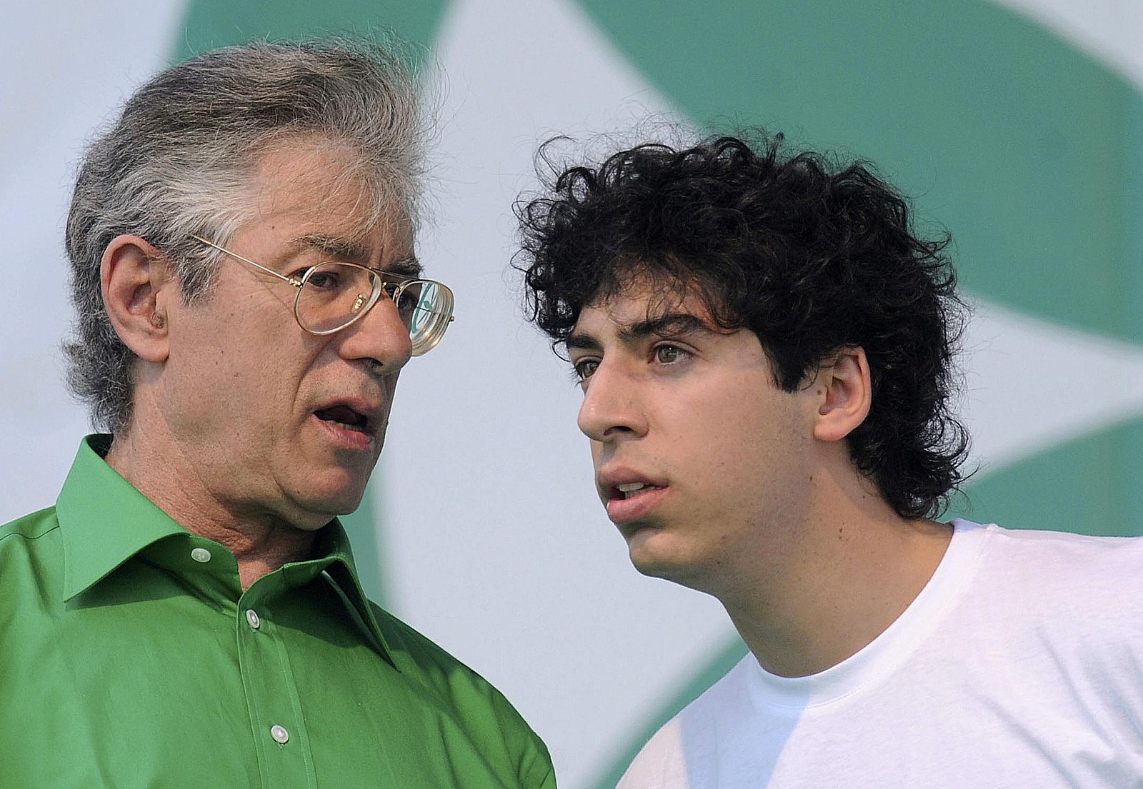 El ex líder del partido italiano Liga Norte, Umberto Bossi, junto a su hijo Renzo en una imagen de archivo.