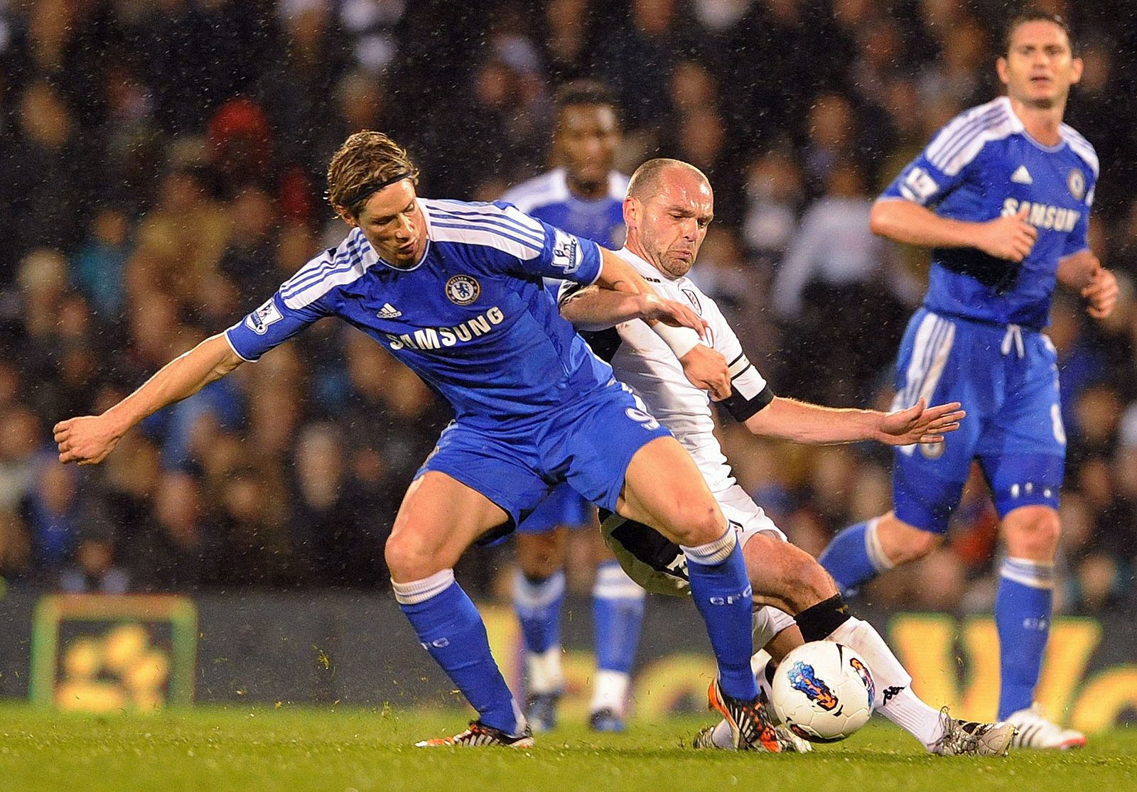 El jugador del Fulham Danny Murphy (d) disputa el balón con Fernando Torres del Chelsea.