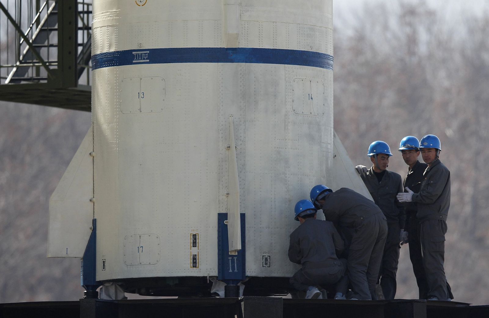 Ingenieros norcoreanos compureban el estado del cohete Unha-3, situado en la base de lanzamiento, el pasado día 8
