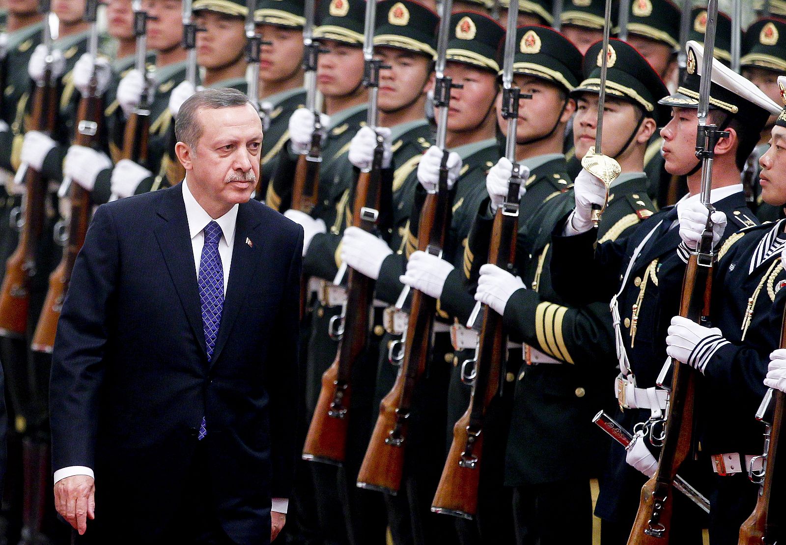 El primer ministro turco, Recep Tayyip Erdogan, pasa revista a las tropas el 9 de abril durante su visita a China