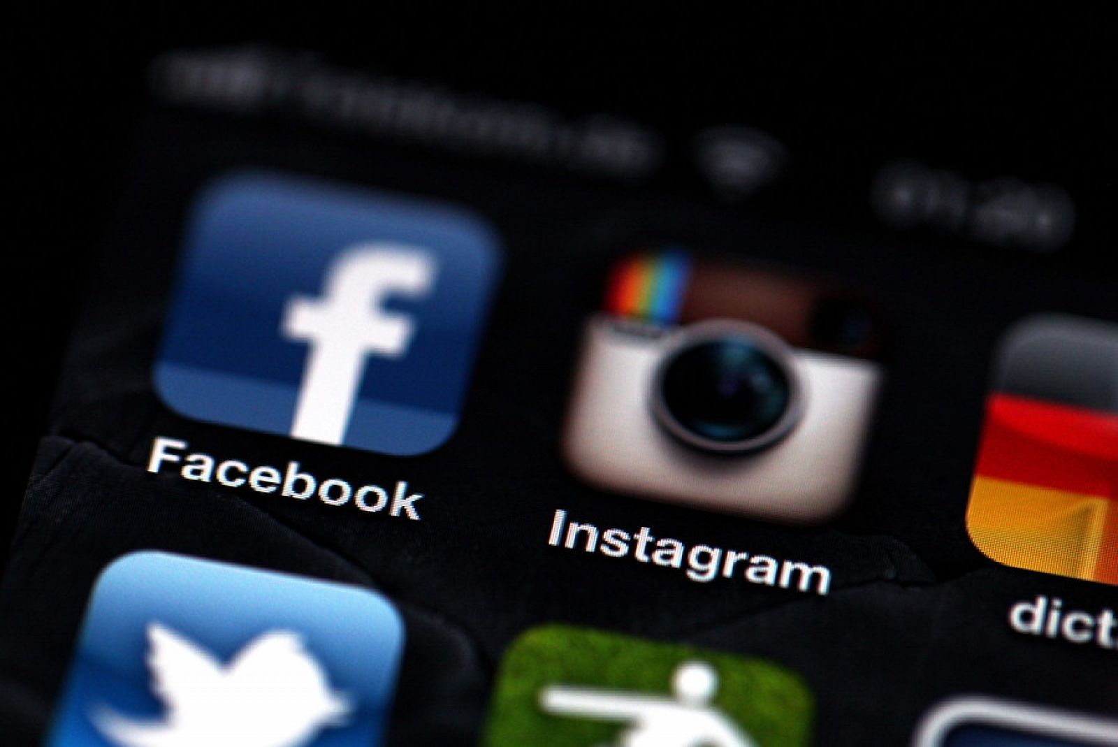 La red social Facebook anunció este lunes la compra de la aplicación fotográfica para dispositivos móviles Instagram en una operación valorada en 1.000 millones de dólares