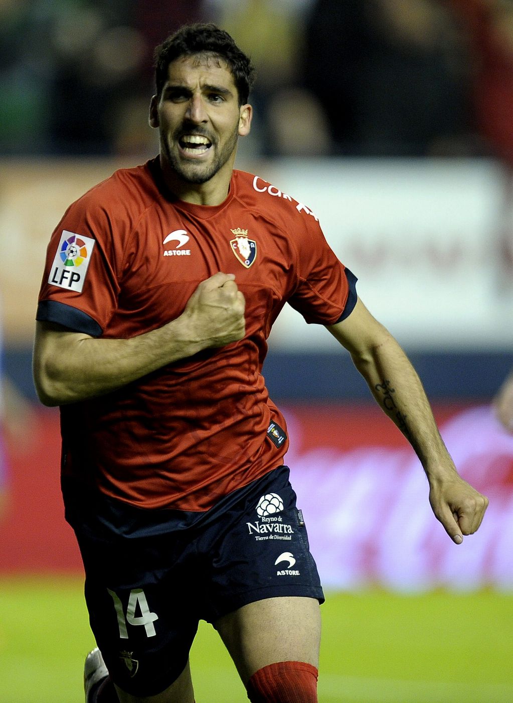 El centrocampista de Osasuna Raúl García celebra la consecución del primer gol de su equipo ante el RCD Espanyol.