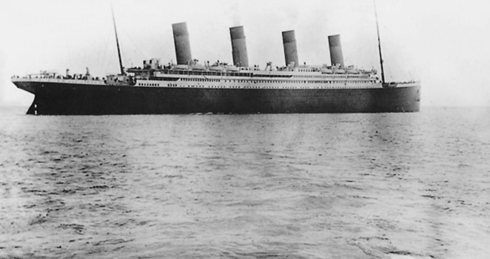 El Titanic zarpa del puerto de Queenstown.